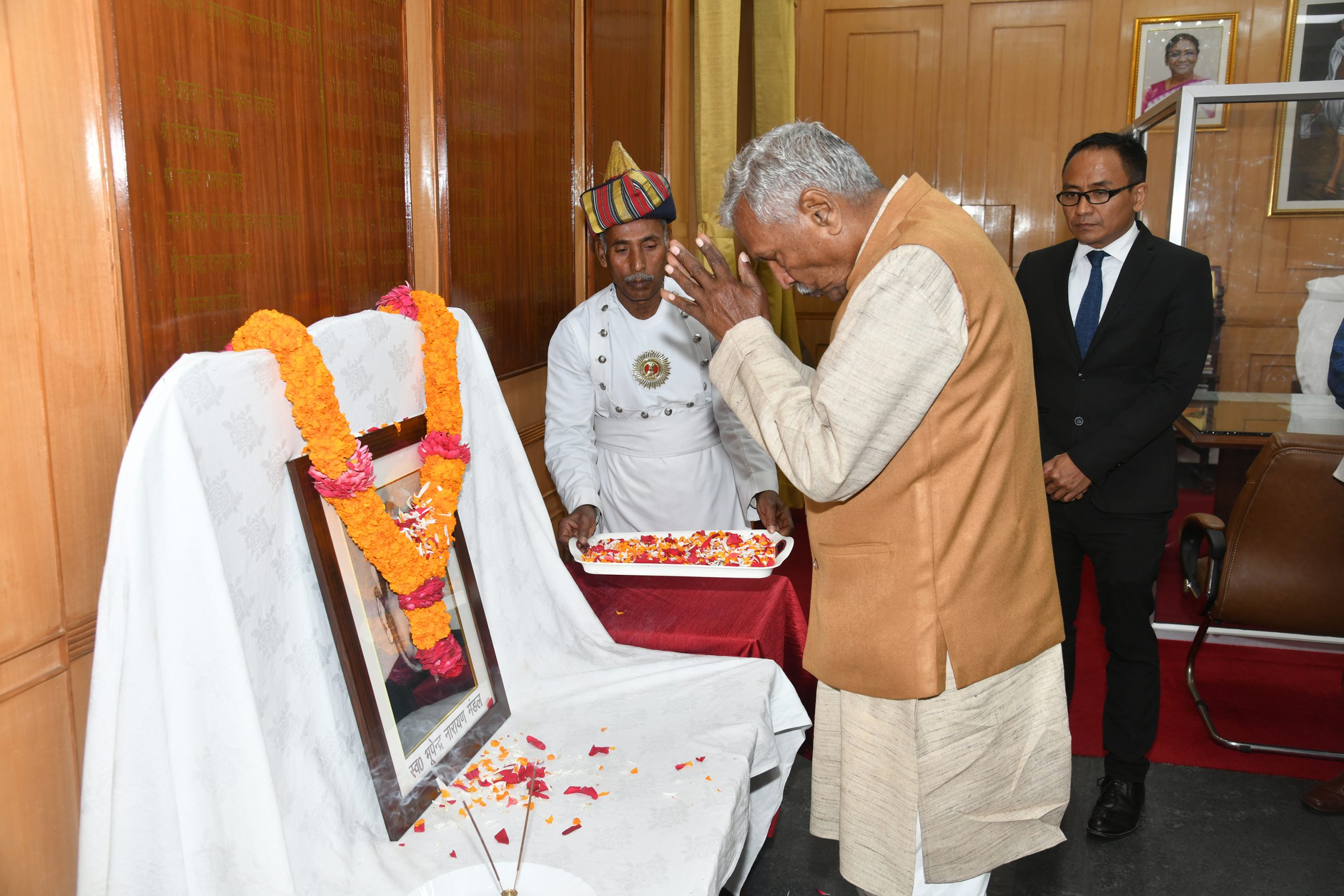 महामहिम ने भूपेंद्र नारायण जी की जयंती के अवसर पर उन्हें श्रद्धांजलि अर्पित की।