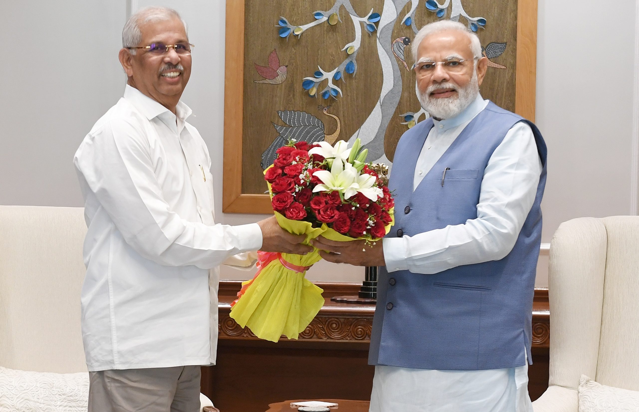 महामहिम ने माननीय प्रधानमंत्री श्री नरेंद्र मोदी जी को गुलदस्ता भेंट किया।