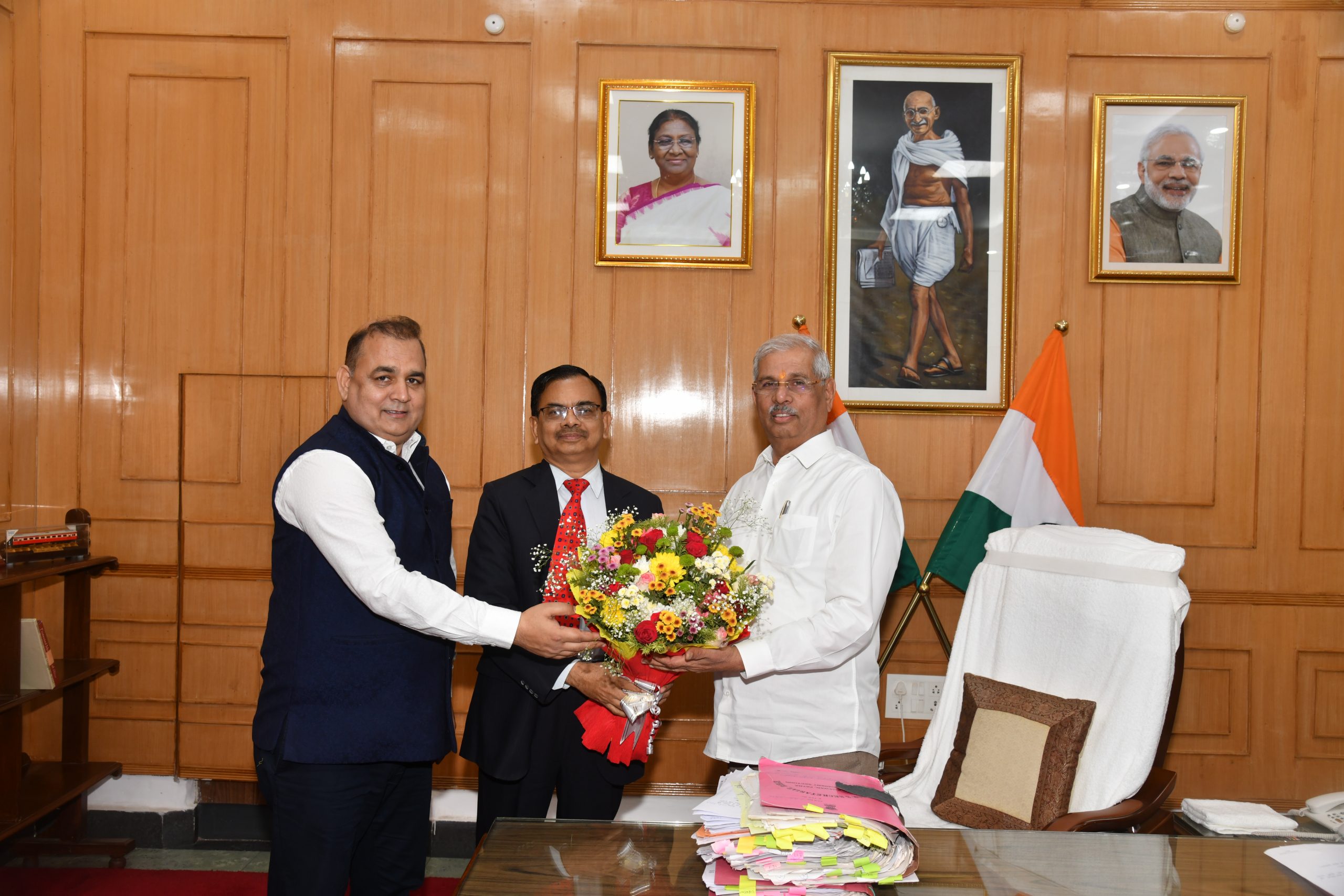 निदेशक एम्स, पटना ने महामहिम से शिष्टाचार भेंट की।