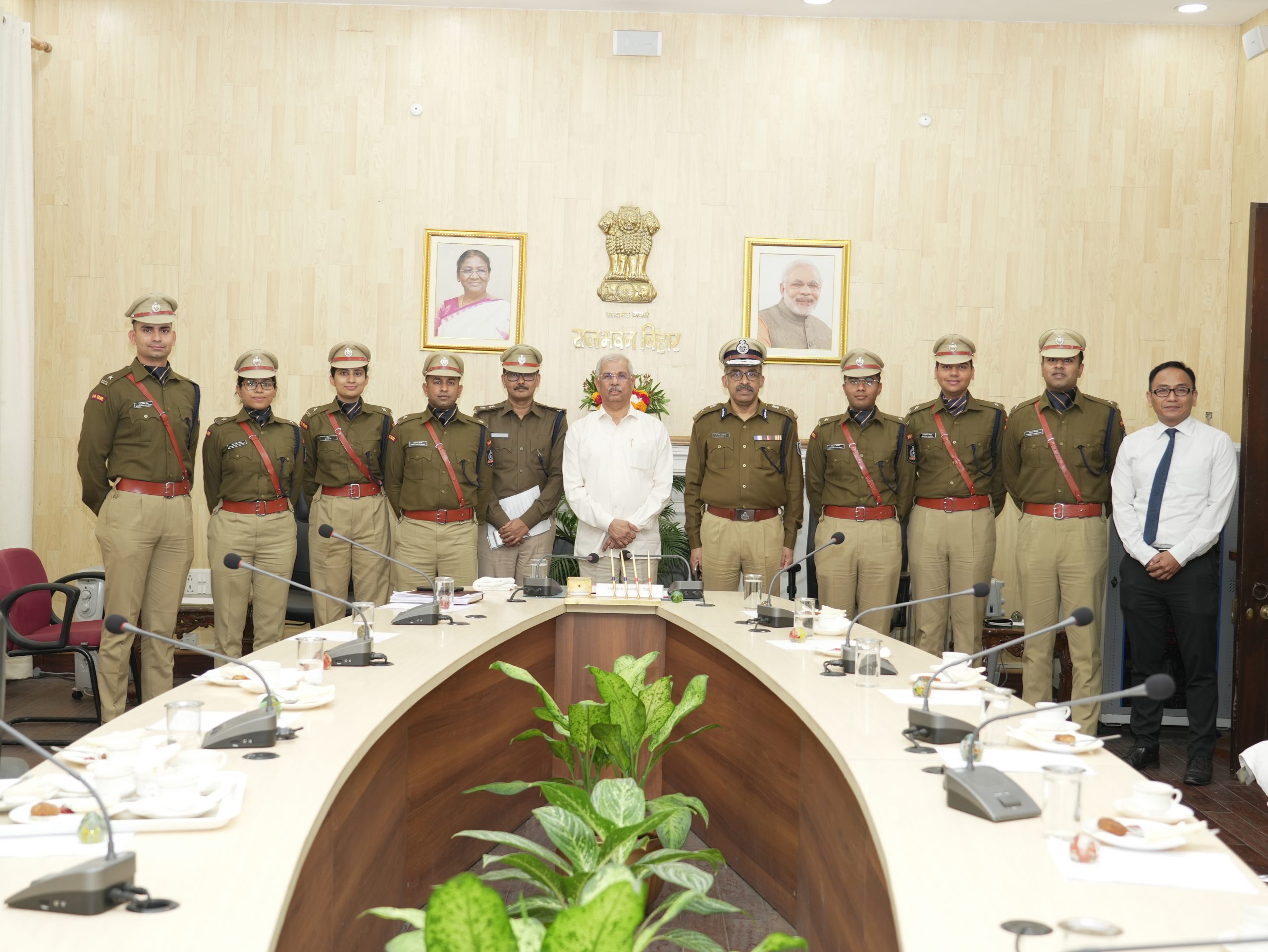 भारतीय पुलिस सेवा के प्रशिक्षु अधिकारियों ने महामहिम से मुलाकात की।
