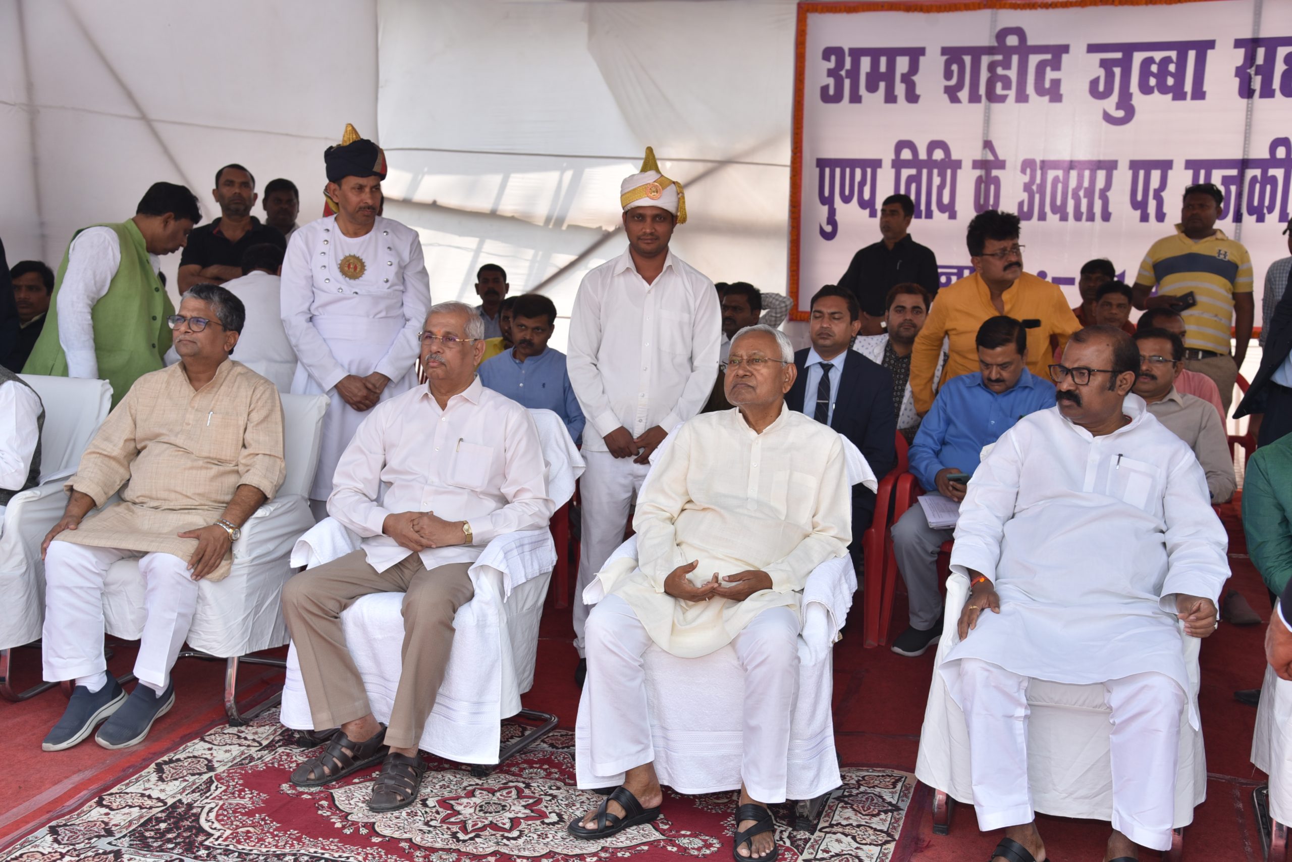 कार्यक्रम में अन्य गणमान्य व्यक्तियों के साथ महामहिम।