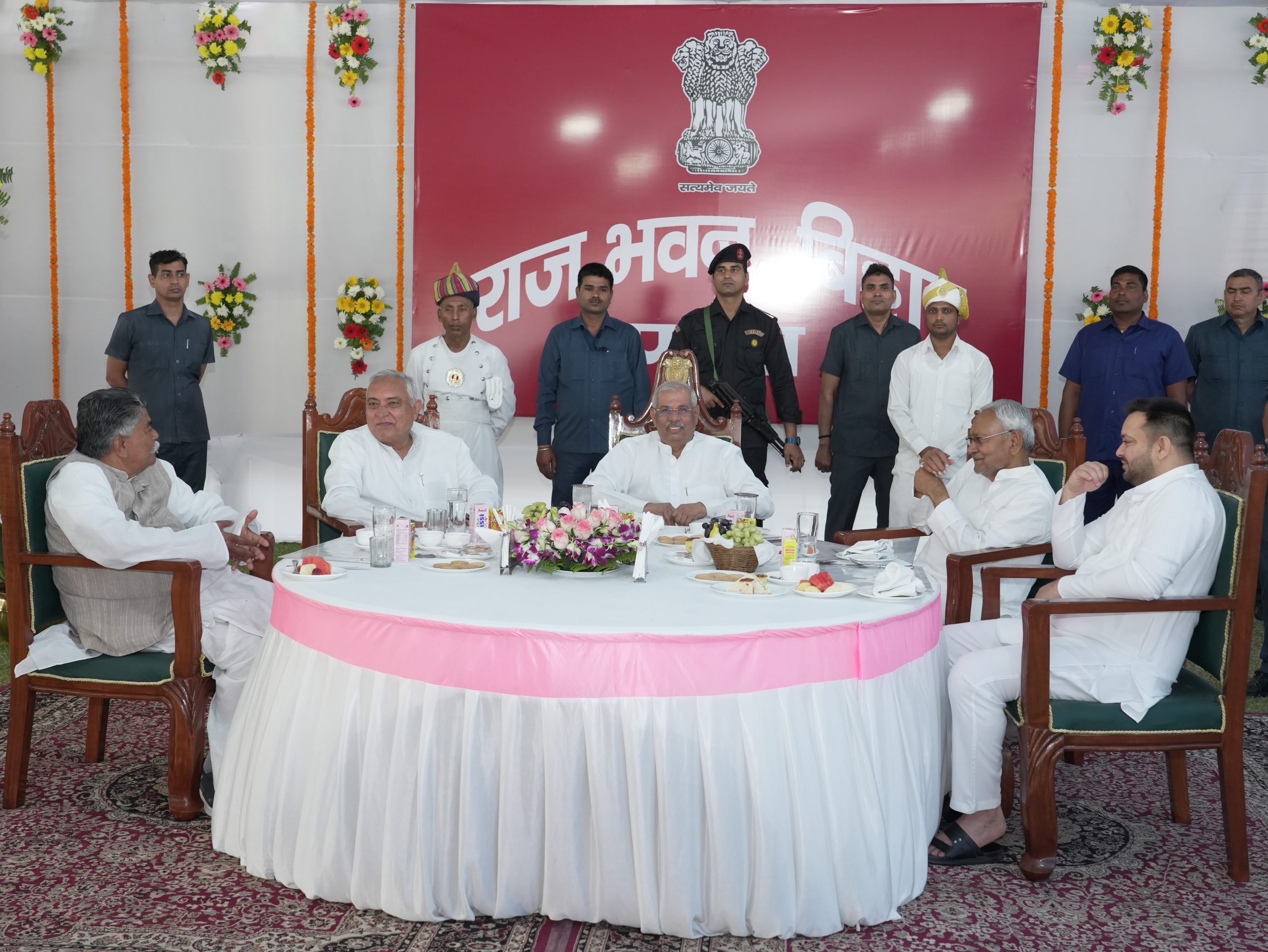 महामहिम गणमान्य व्यक्तियों के साथ।