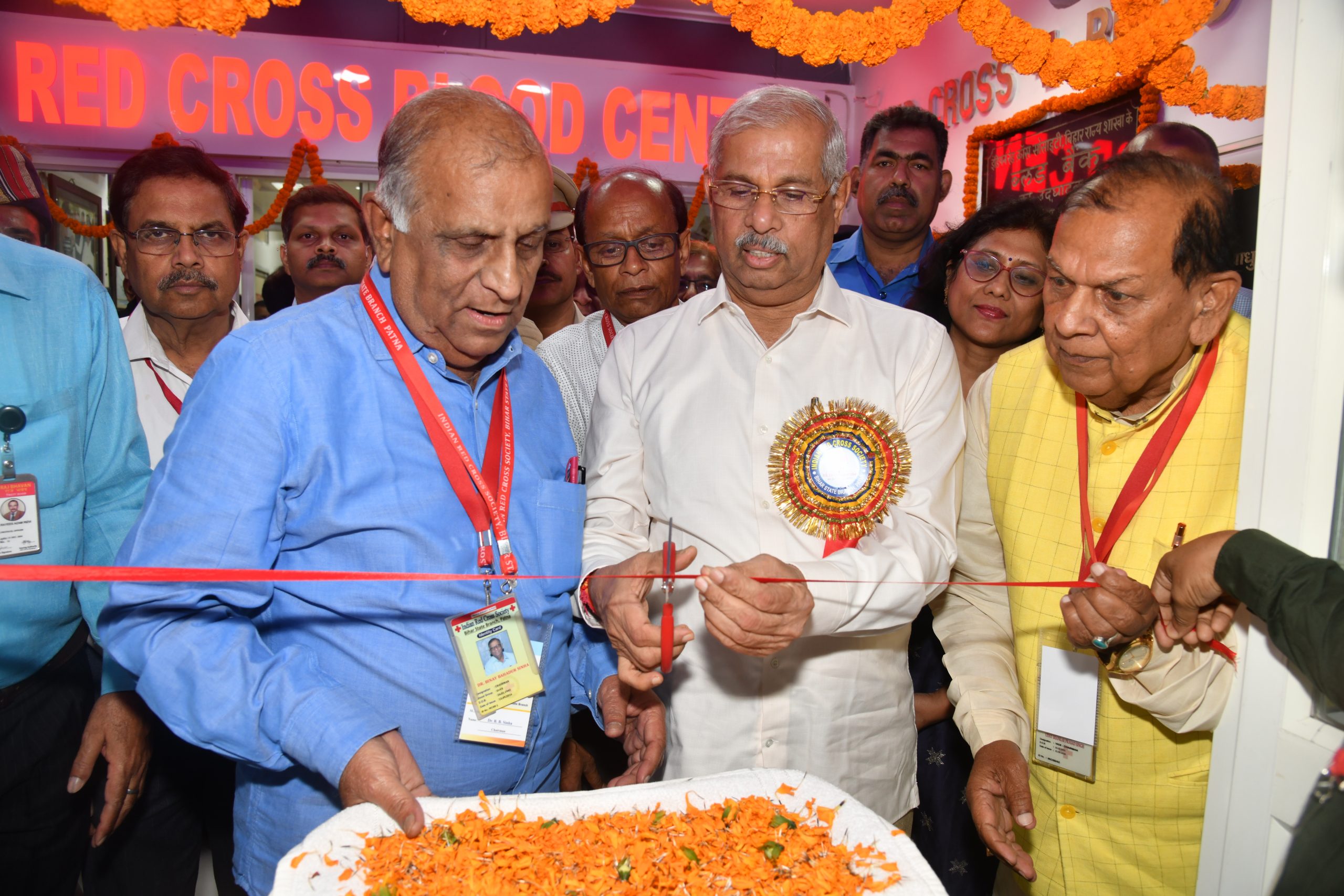 महामहिम रेड क्रॉस भवन के विभिन्न वर्गों का उद्घाटन करते हुए।