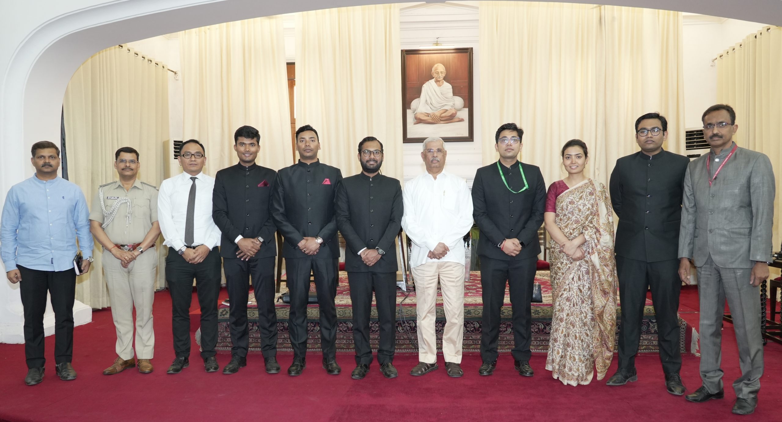 छह भारतीय विदेश सेवा प्रशिक्षु अधिकारियों ने महामहिम से शिष्टाचार मुलाकात की।