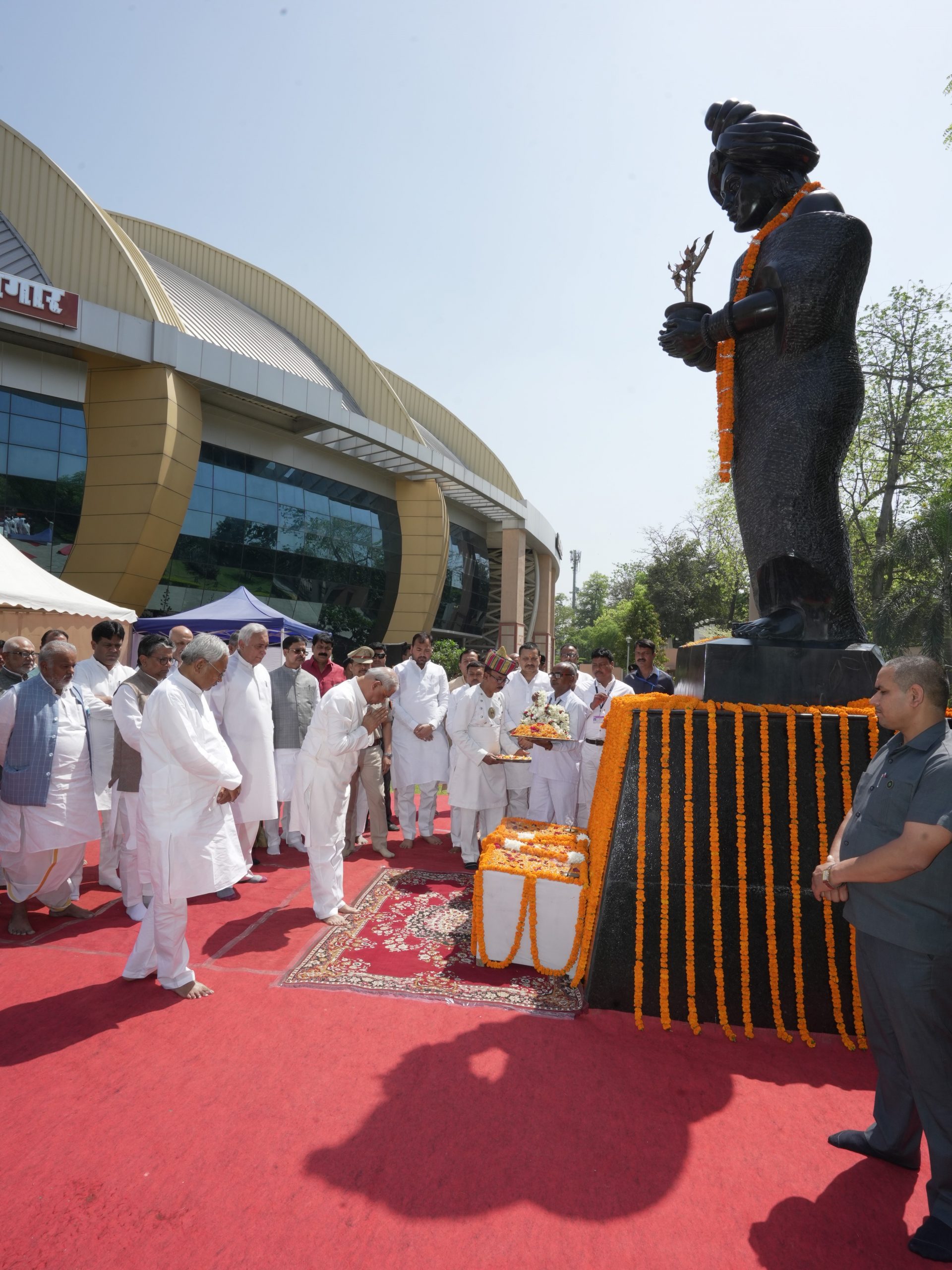 महामहिम ने सम्राट अशोक को श्रद्धांजलि अर्पित की।