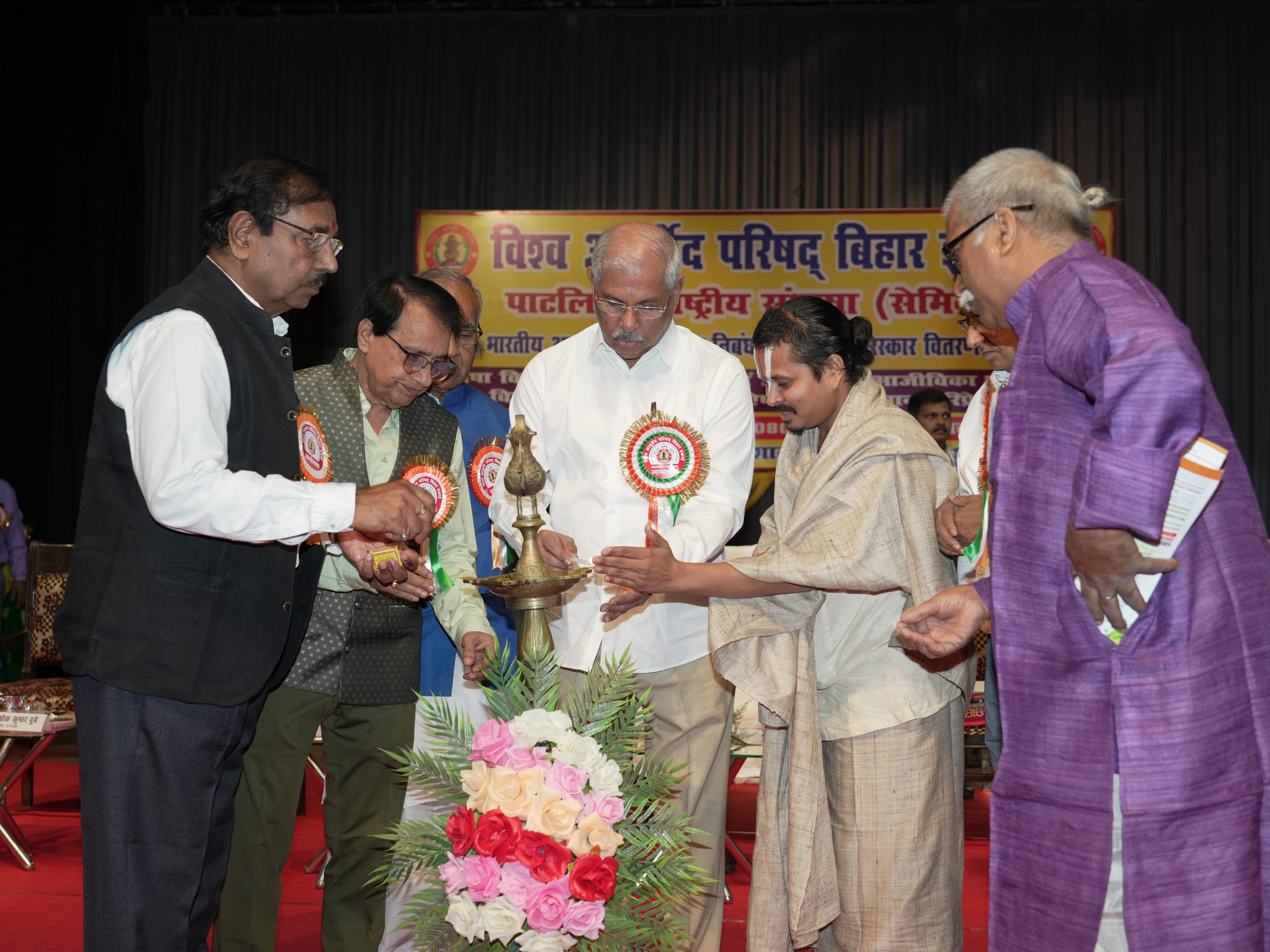 महामहिम दीप प्रज्वलन की रस्म अदा कर कार्यक्रम का उद्घाटन करते हुए।