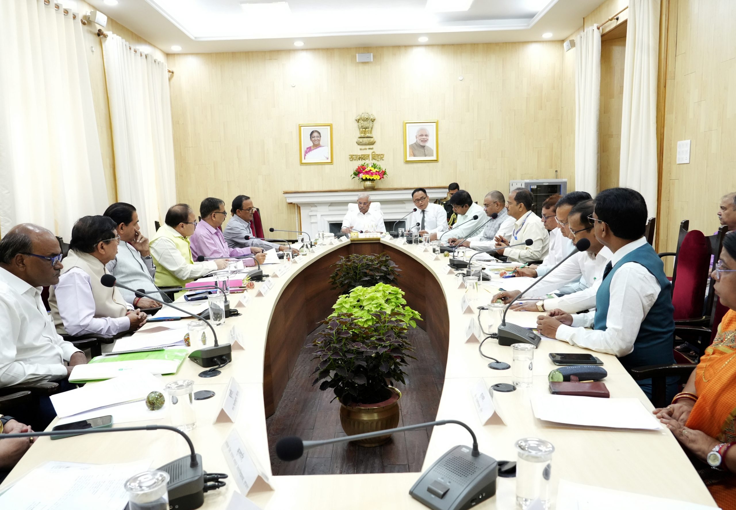महामहिम ने विश्वविद्यालयों में चार वर्षीय स्नातक पाठ्यक्रम लागू करने के संबंध में बैठक की।