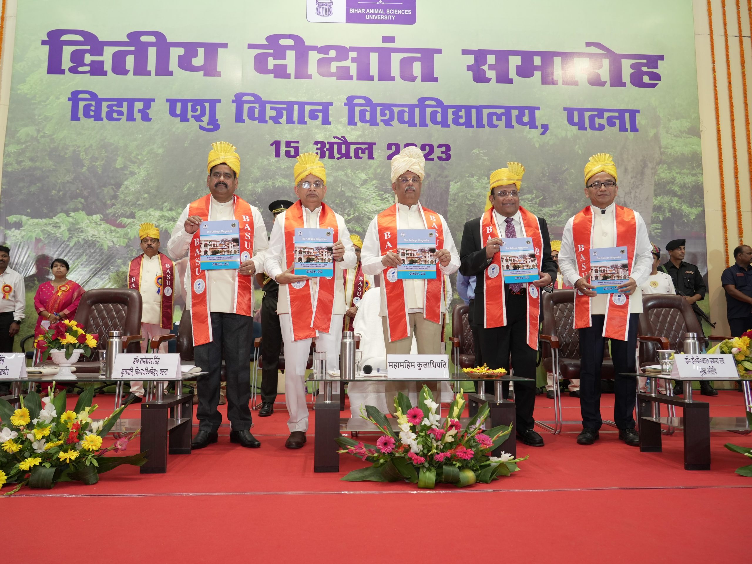 कार्यक्रम में महामहिम ने पत्रिका का विमोचन किया।
