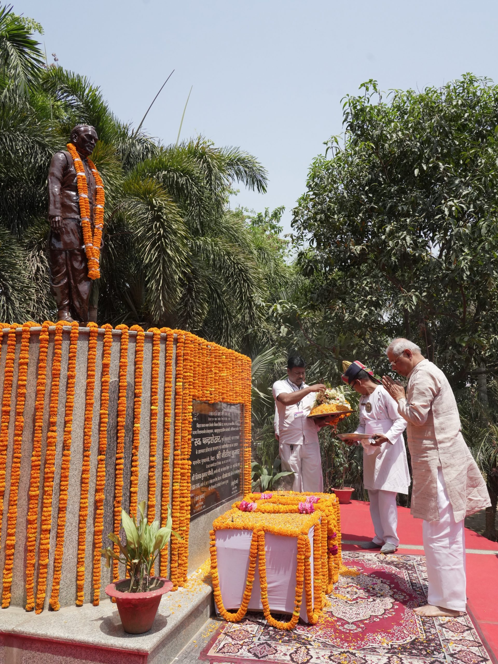 महामहिम ने स्वर्गीय चंद्रशेखर को उनकी जयंती के अवसर पर उन्हें नमन किया ।