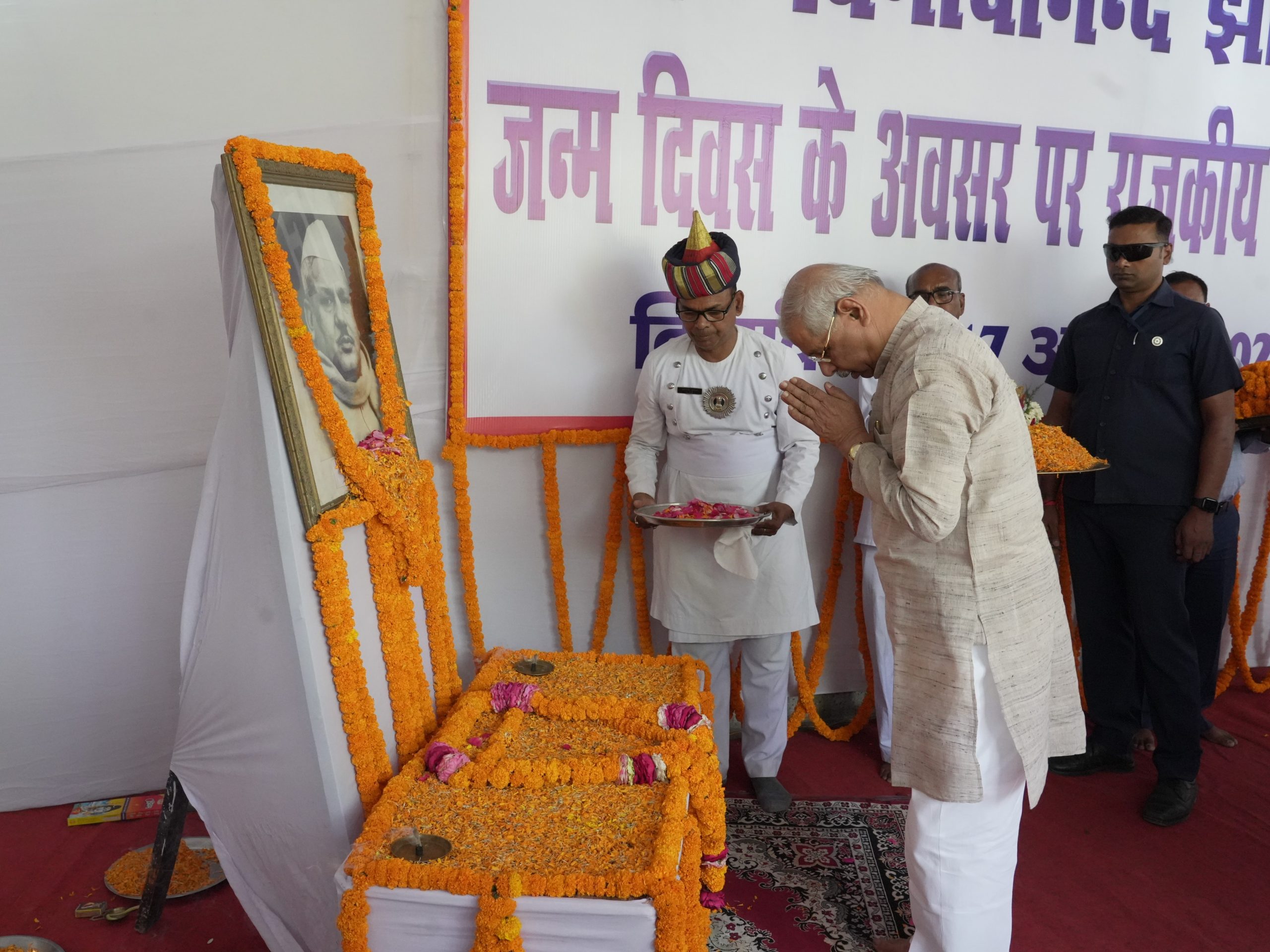 महामहिम ने स्वर्गीय विनोदानंद झा को उनकी जयंती के अवसर पर उन्हें नमन किया ।
