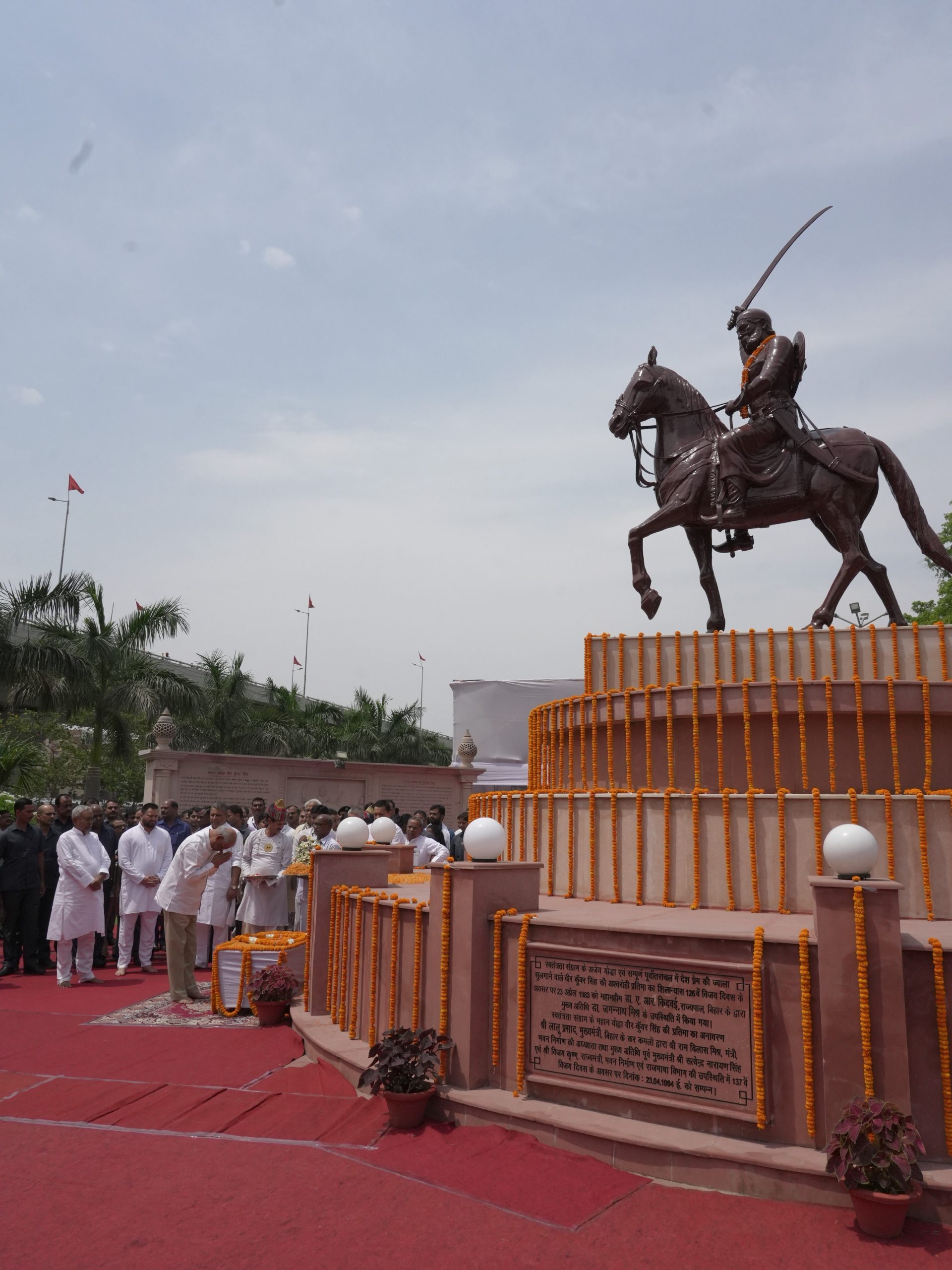 महामहिम ने विजय दिवस के अवसर पर वीर कुंवर सिंह को नमन किया ।