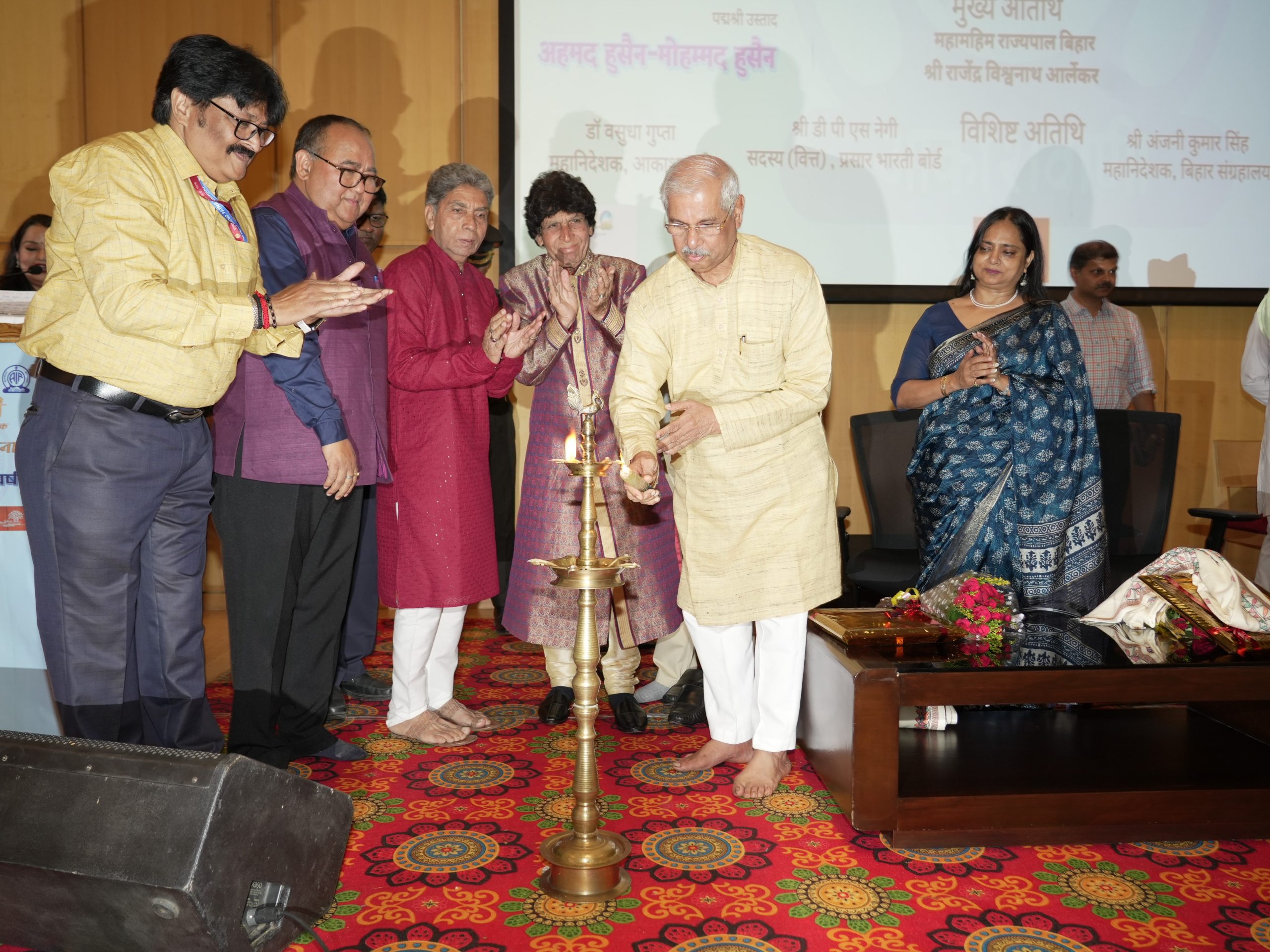 महामहिम ने दीप प्रज्वलन द्वारा कार्यक्रम का उद्घाटन किया।