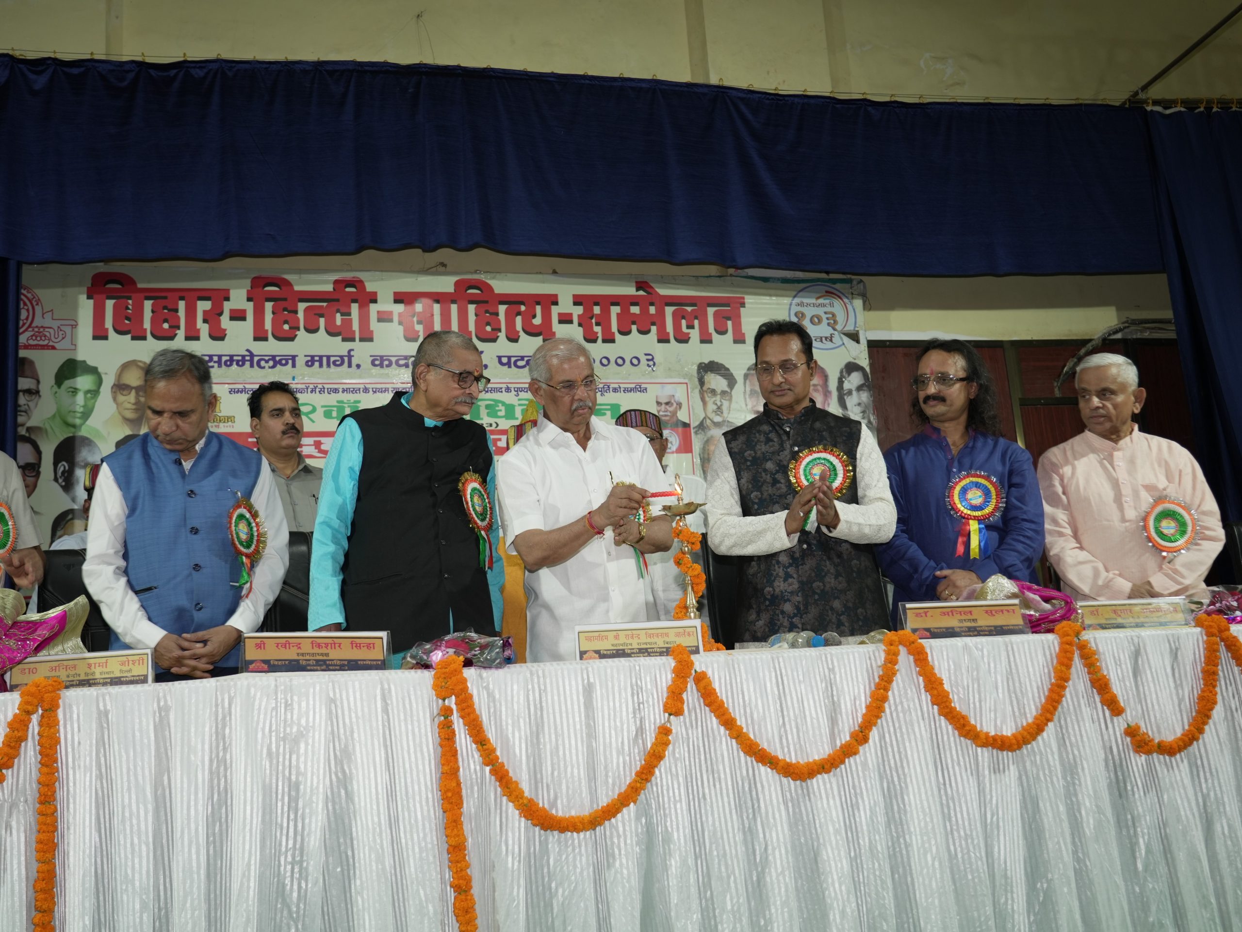 महामहिम दीप प्रज्वलन की रस्म अदा कर कार्यक्रम का उद्घाटन करते हुए।