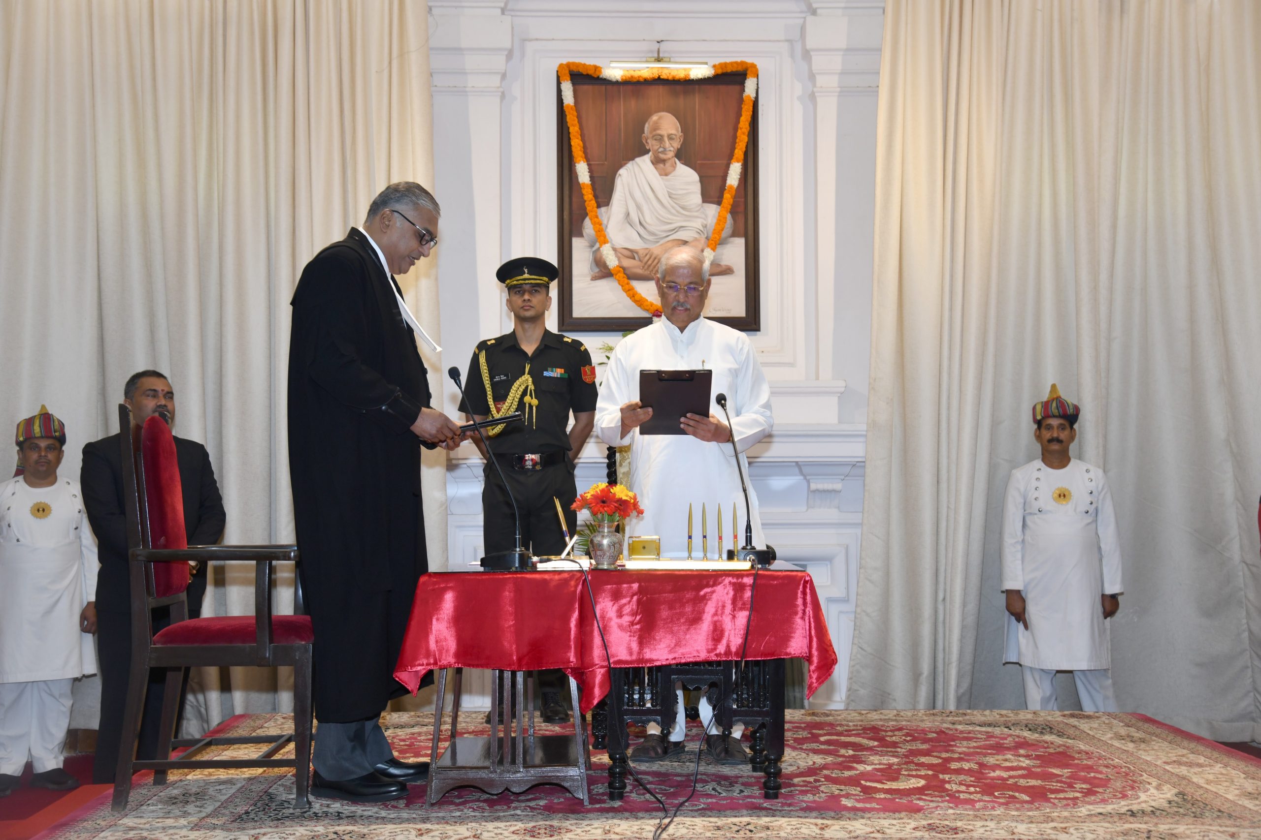 महामहिम ने माननीय न्यायमूर्ति श्री अनिरेड्डी अभिषेक रेड्डी को शपथ दिलाई।