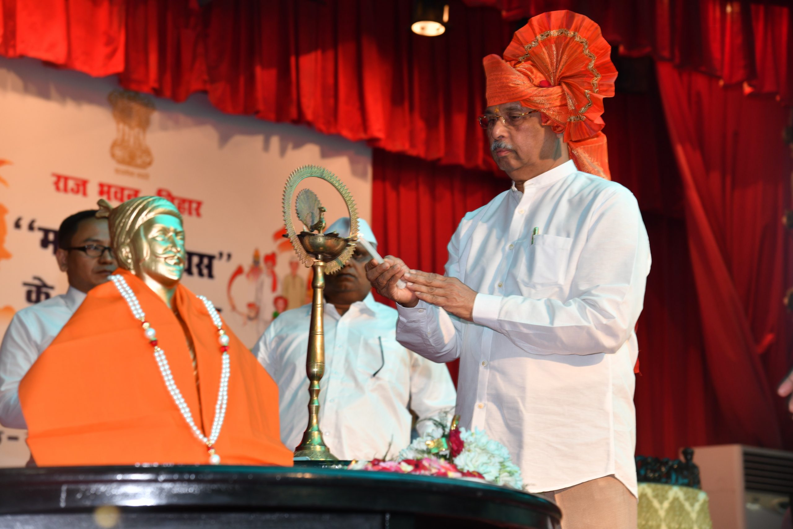 महामहिम दीप प्रज्वलन द्वारा कार्यक्रम का उद्घाटन करते हुए।