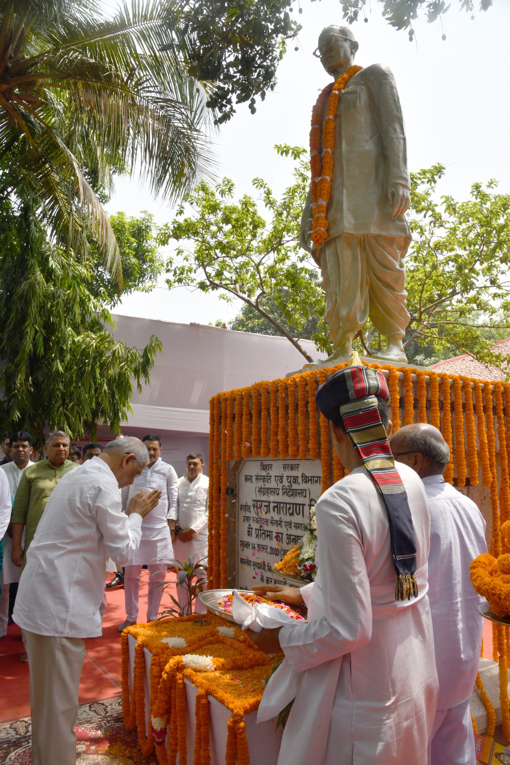 महामहिम ने शहीद सूरज नारायण सिंह को श्रद्धांजलि अर्पित की।