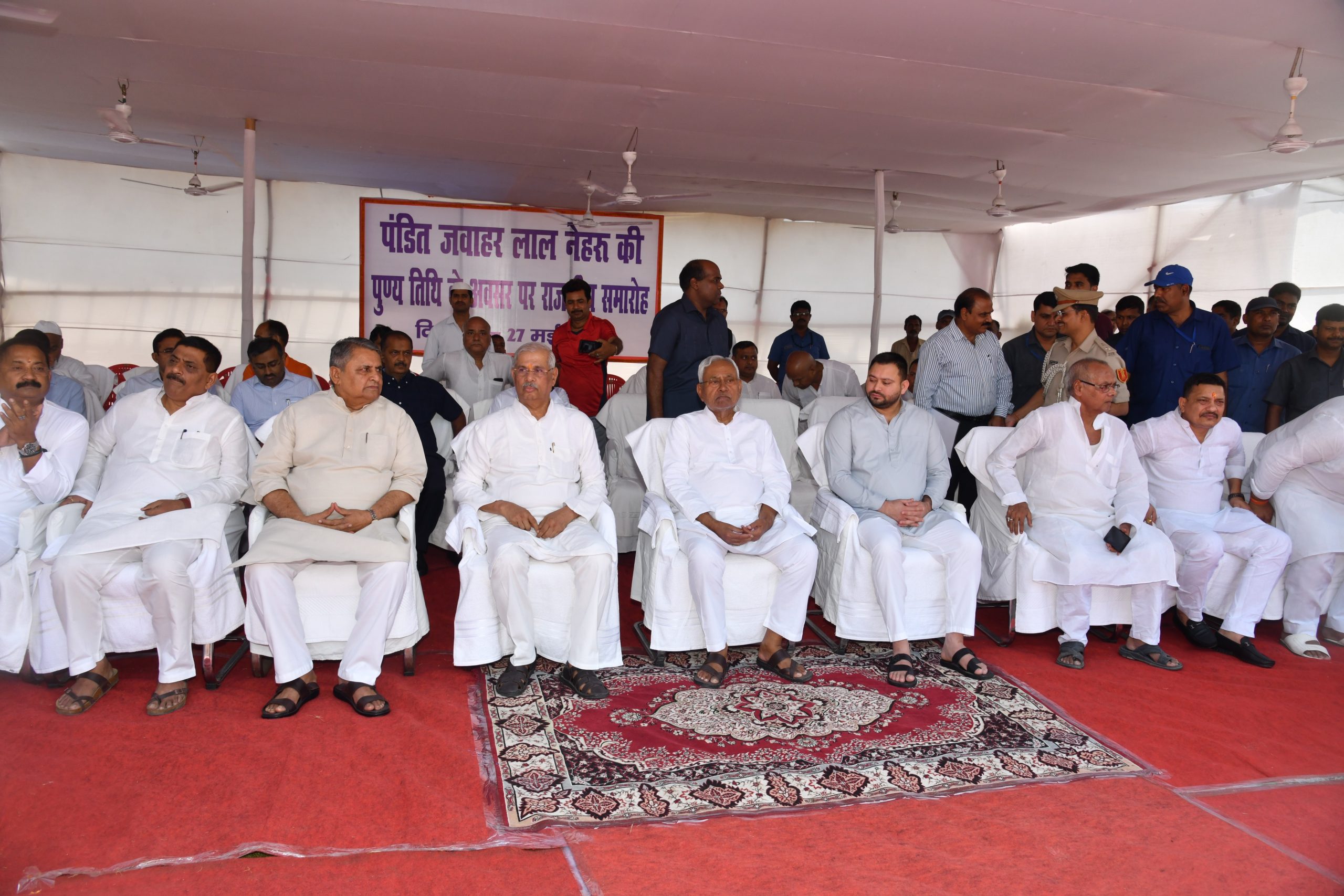 कार्यक्रम में अन्य गणमान्य व्यक्तियों के साथ महामहिम।