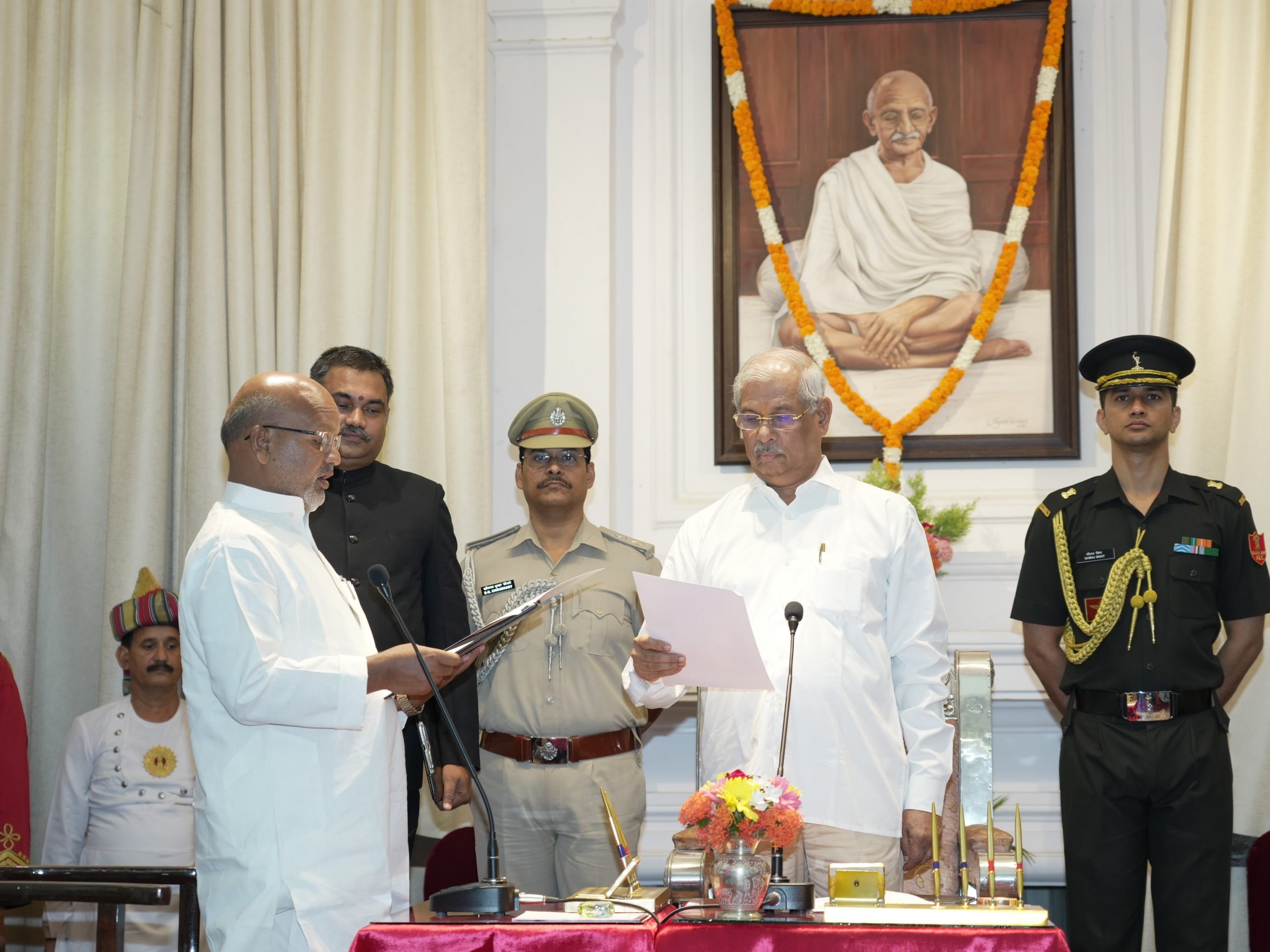 माननीय मंत्री श्री रत्नेश सदा को महामहिम ने शपथ दिलाई।