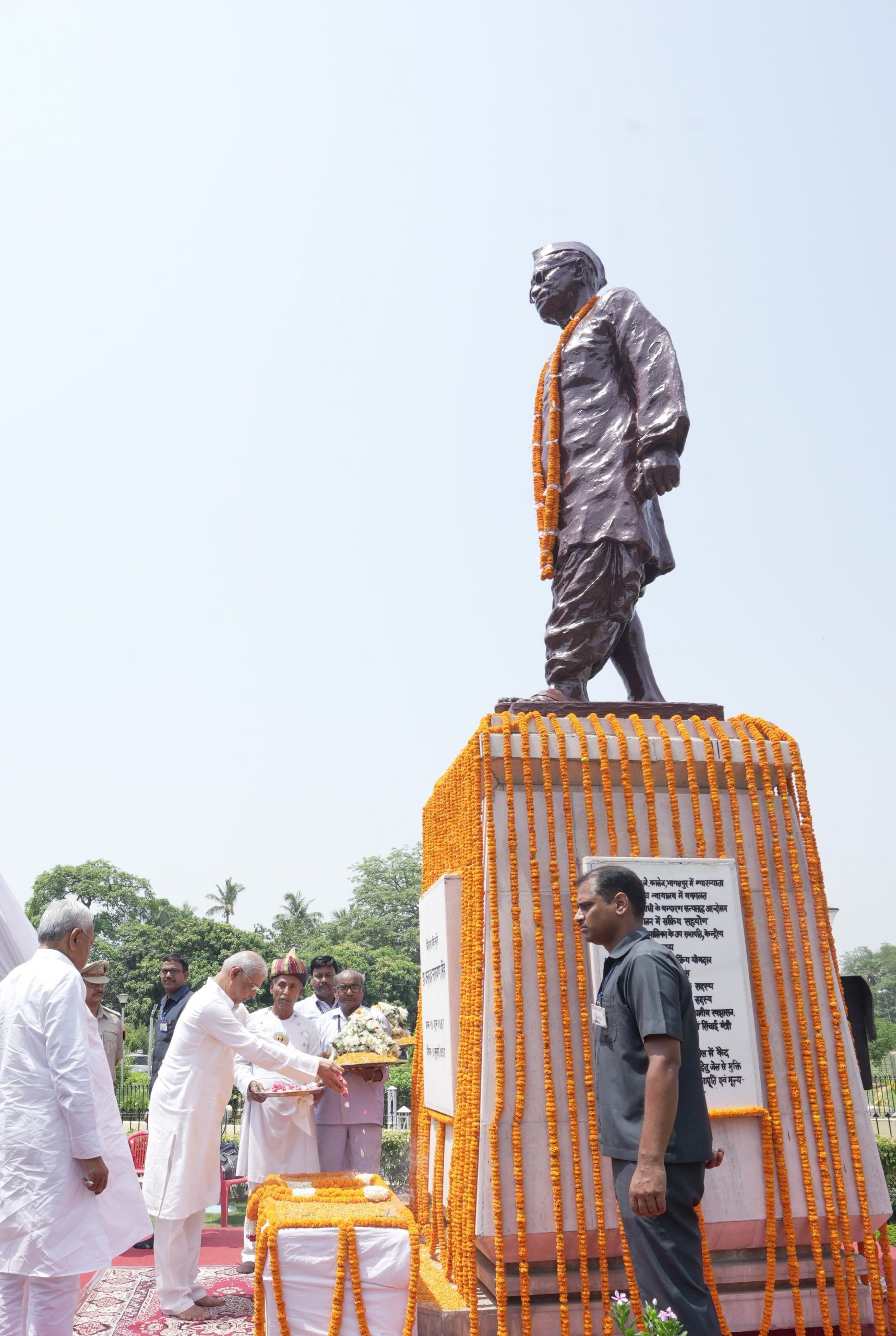 महामहिम डॉ अनुग्रह नारायण सिंह को नमन किया।