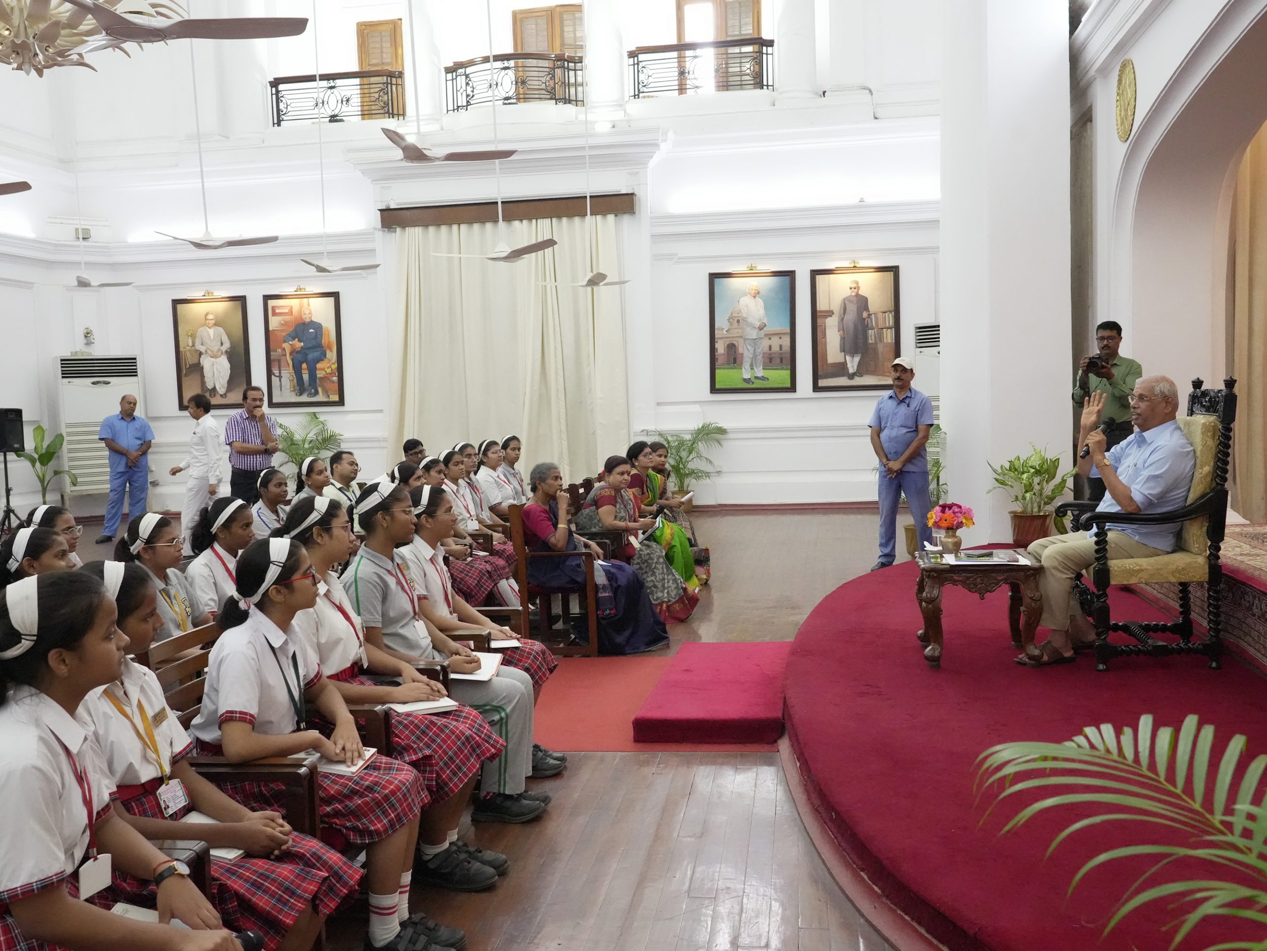 विद्यार्थियों से बातचीत करते महामहिम।