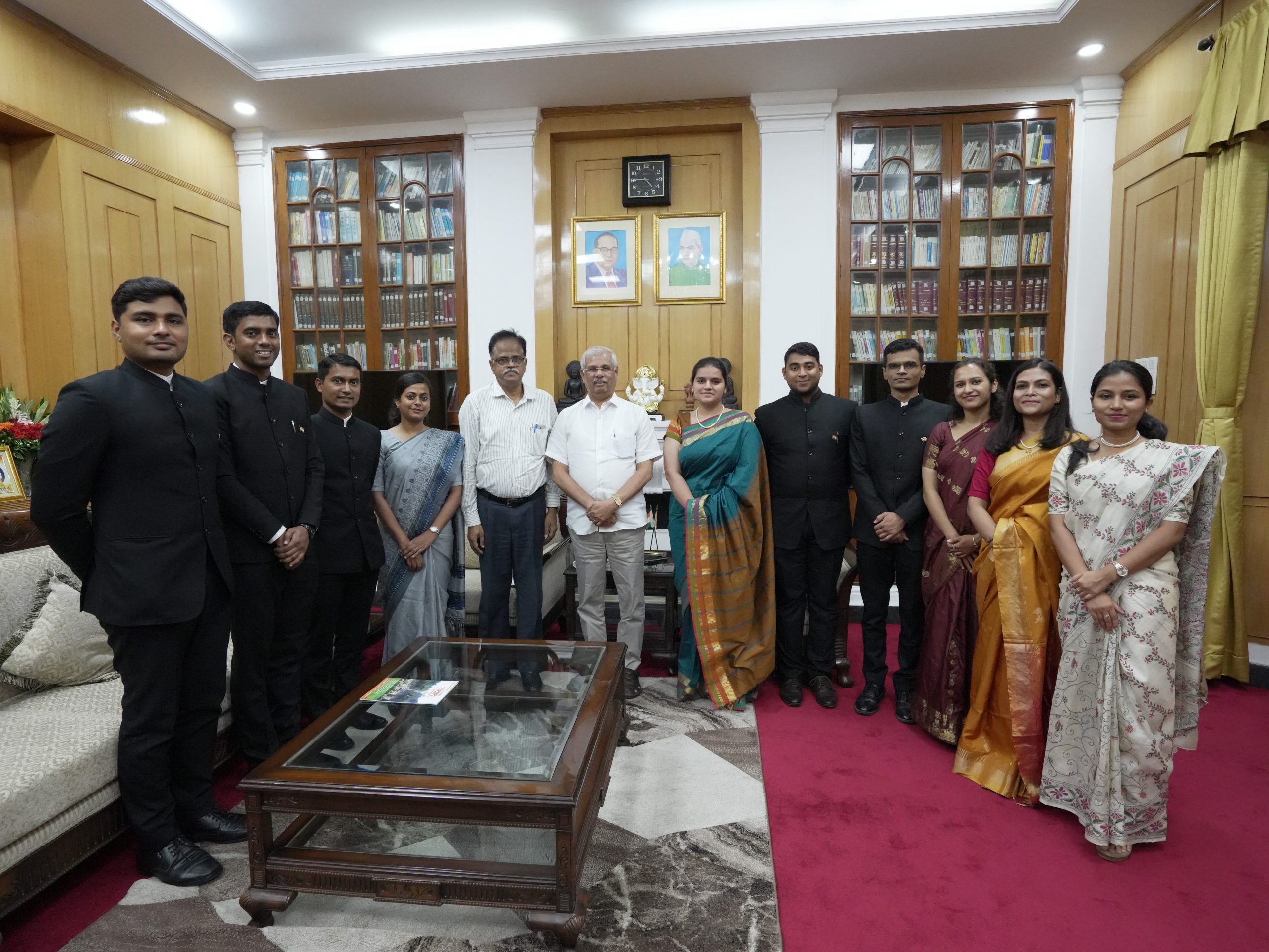 महामहिम ने भारतीय प्रशासनिक सेवा के 10 परिवीक्षाधीन अधिकारियों से मुलाकात की।