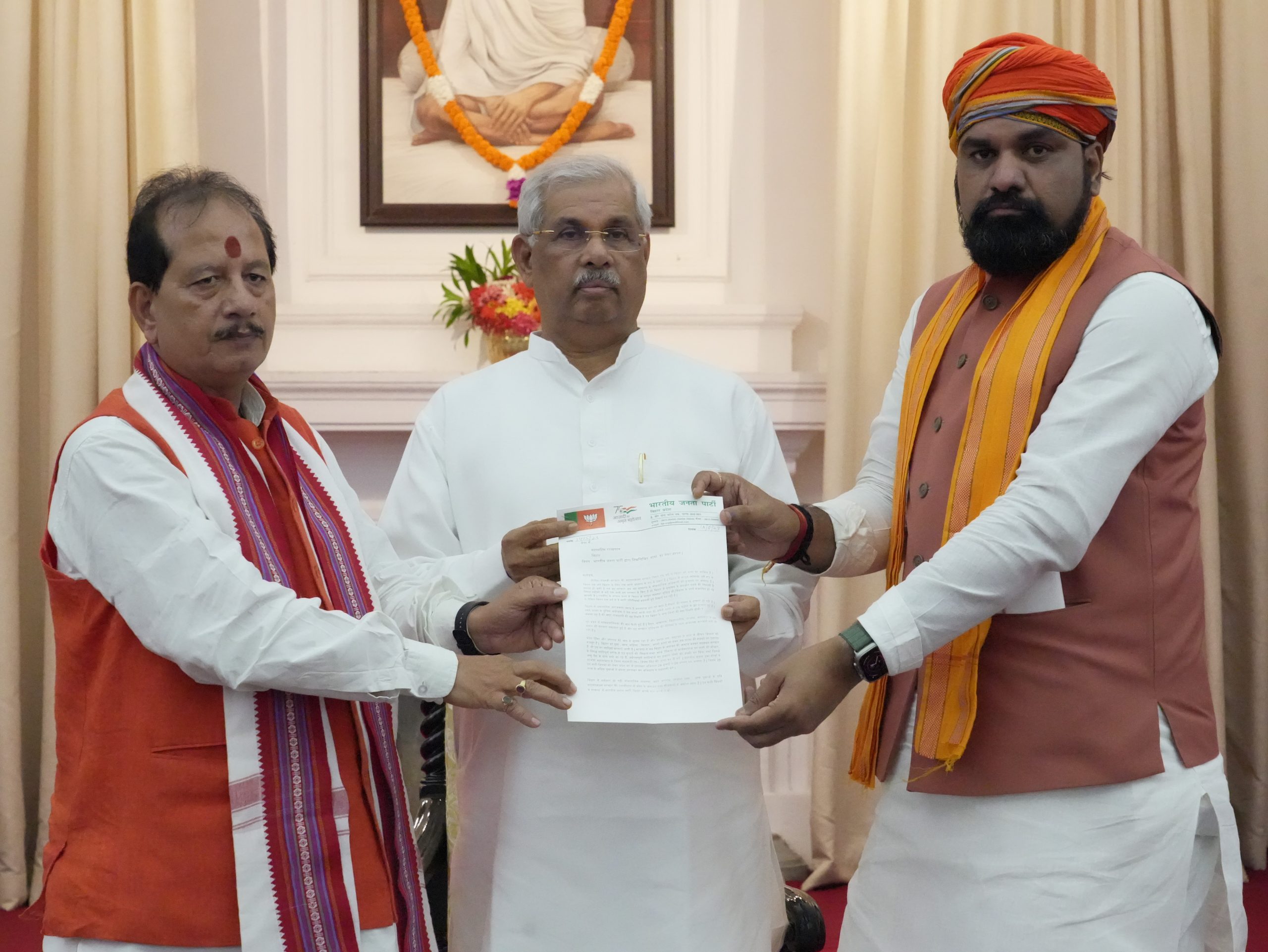 भाजपा के 50 सदस्यीय प्रतिनिधिमंडल ने महामहिम से मुलाकात कर ज्ञापन सौंपा.