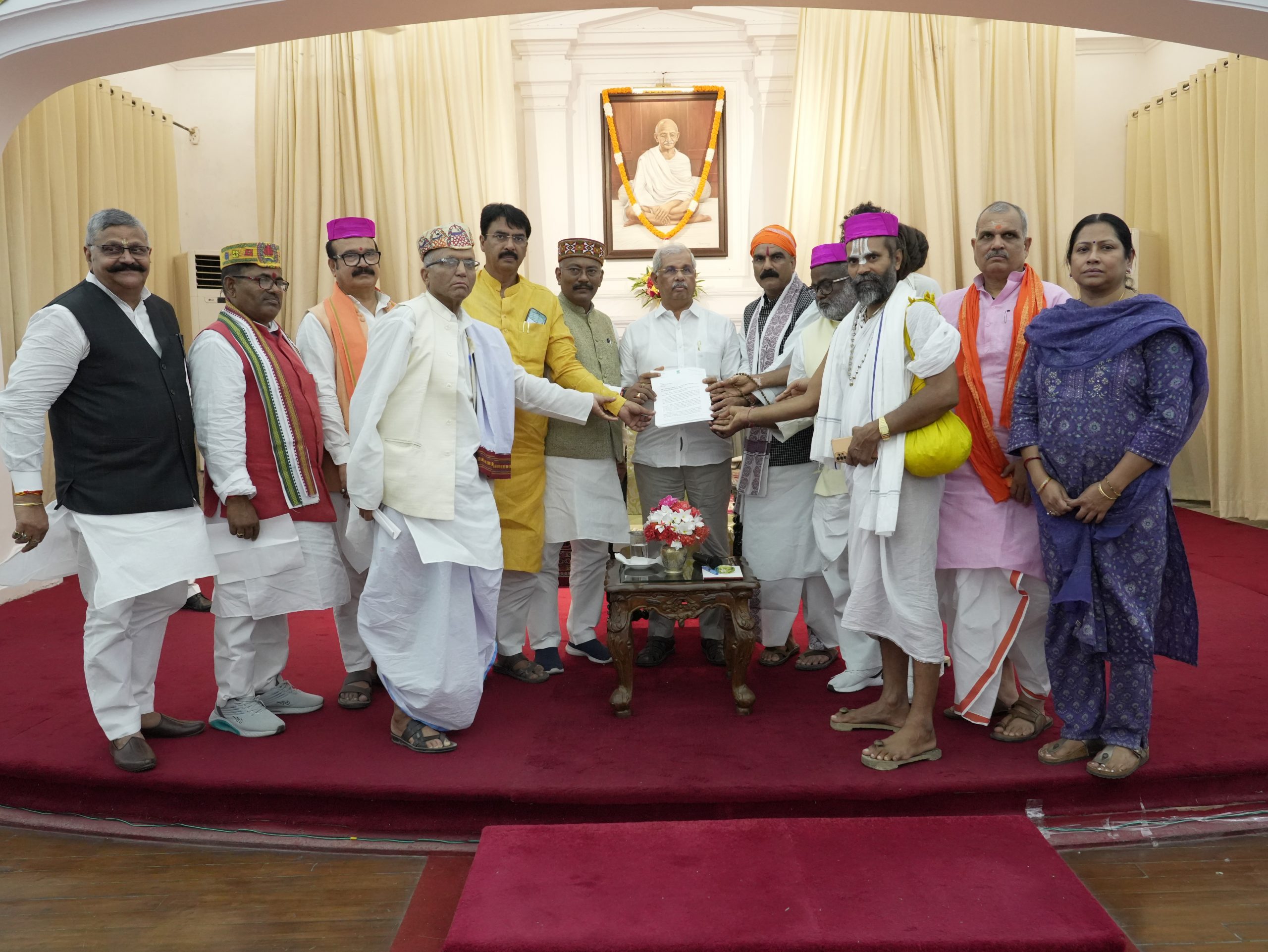 माननीय सांसद श्री गोपालजी ठाकुर के नेतृत्व में 75 लोगों का एक प्रतिनिधिमंडल महामहिम से मिला और एक ज्ञापन सौंपा।