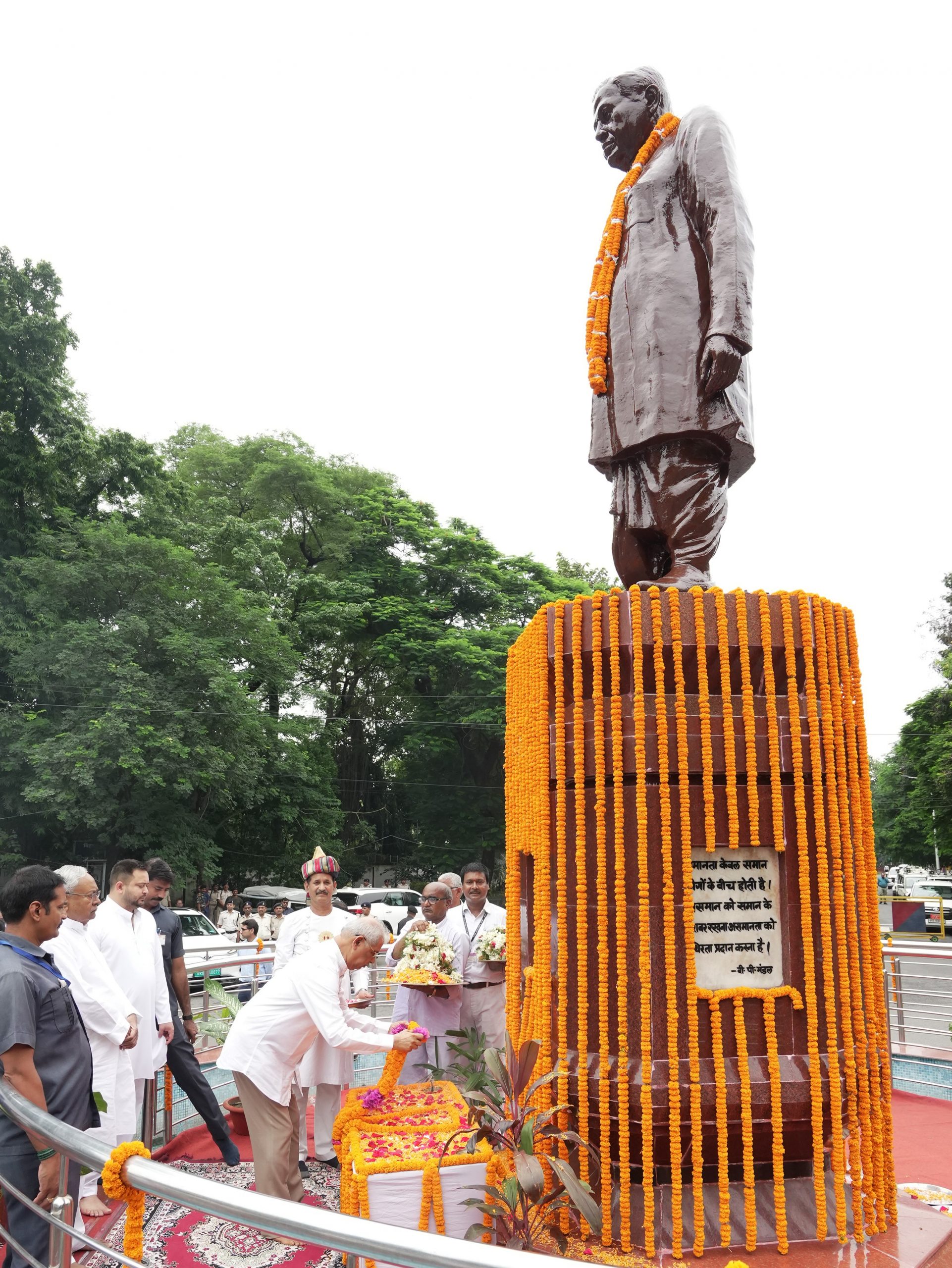 महामहिम ने स्वर्गीय बी पी मंडल की जयंती के अवसर पर उनकी प्रतिमा पर माल्यार्पण किया।.