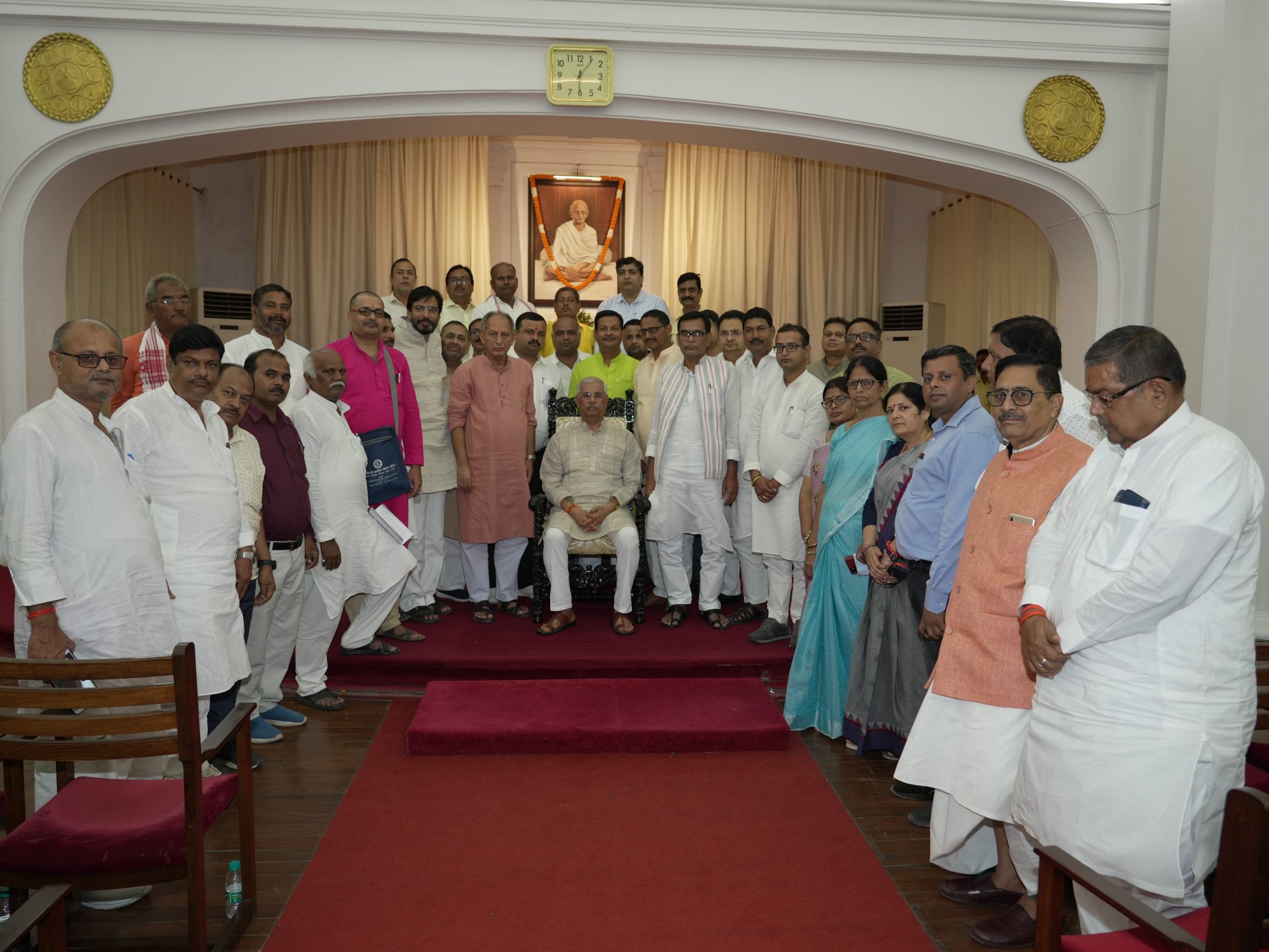 सहकार भारती के 24 सदस्यीय प्रतिनिधिमंडल ने महामहिम से मुलाकात कर एक ज्ञापन सौंपा।