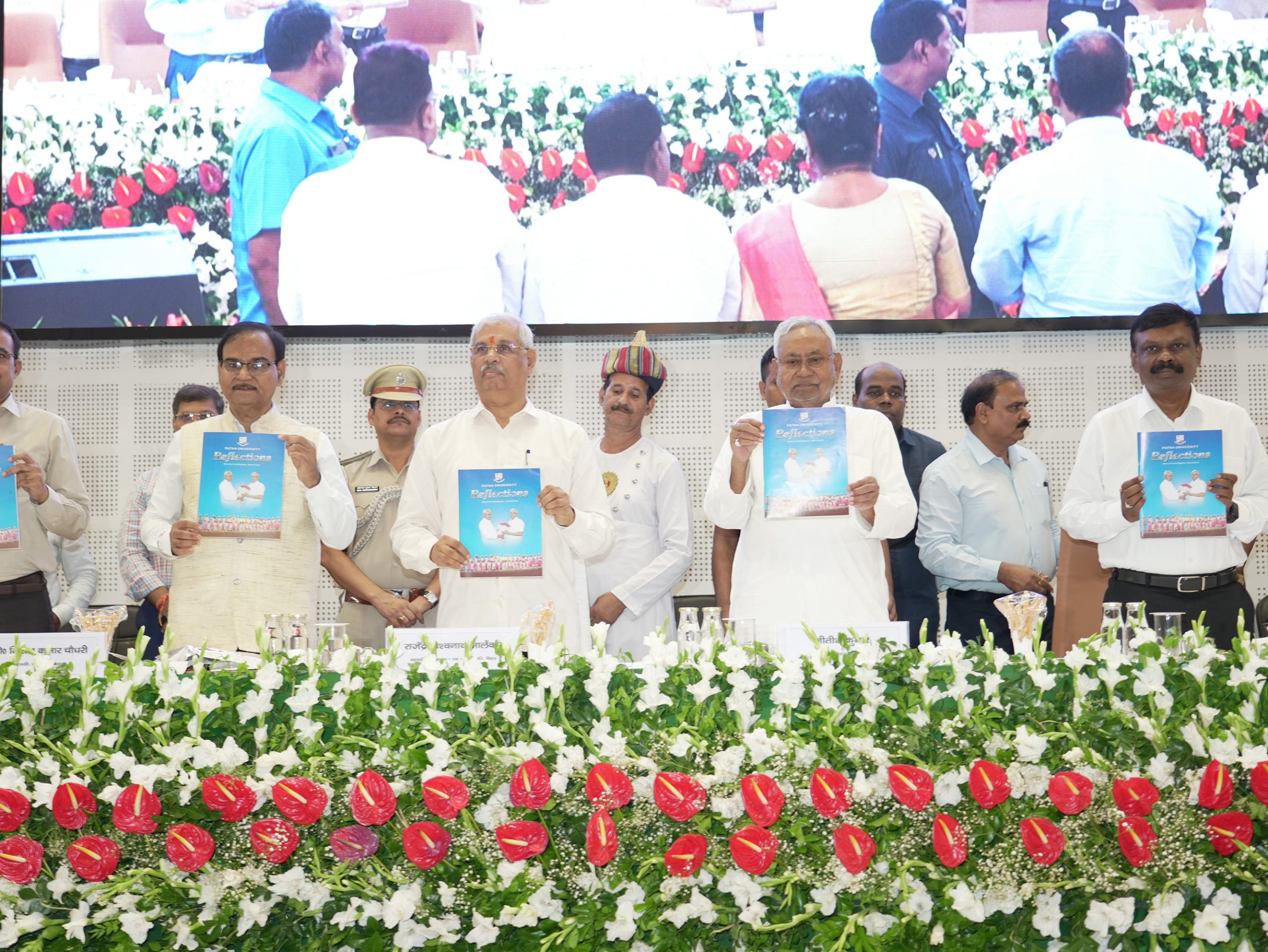 माननीय मुख्यमंत्री जी के साथ महामहिम ने पटना विश्वविद्यालय की पत्रिका का विमोचन किया।