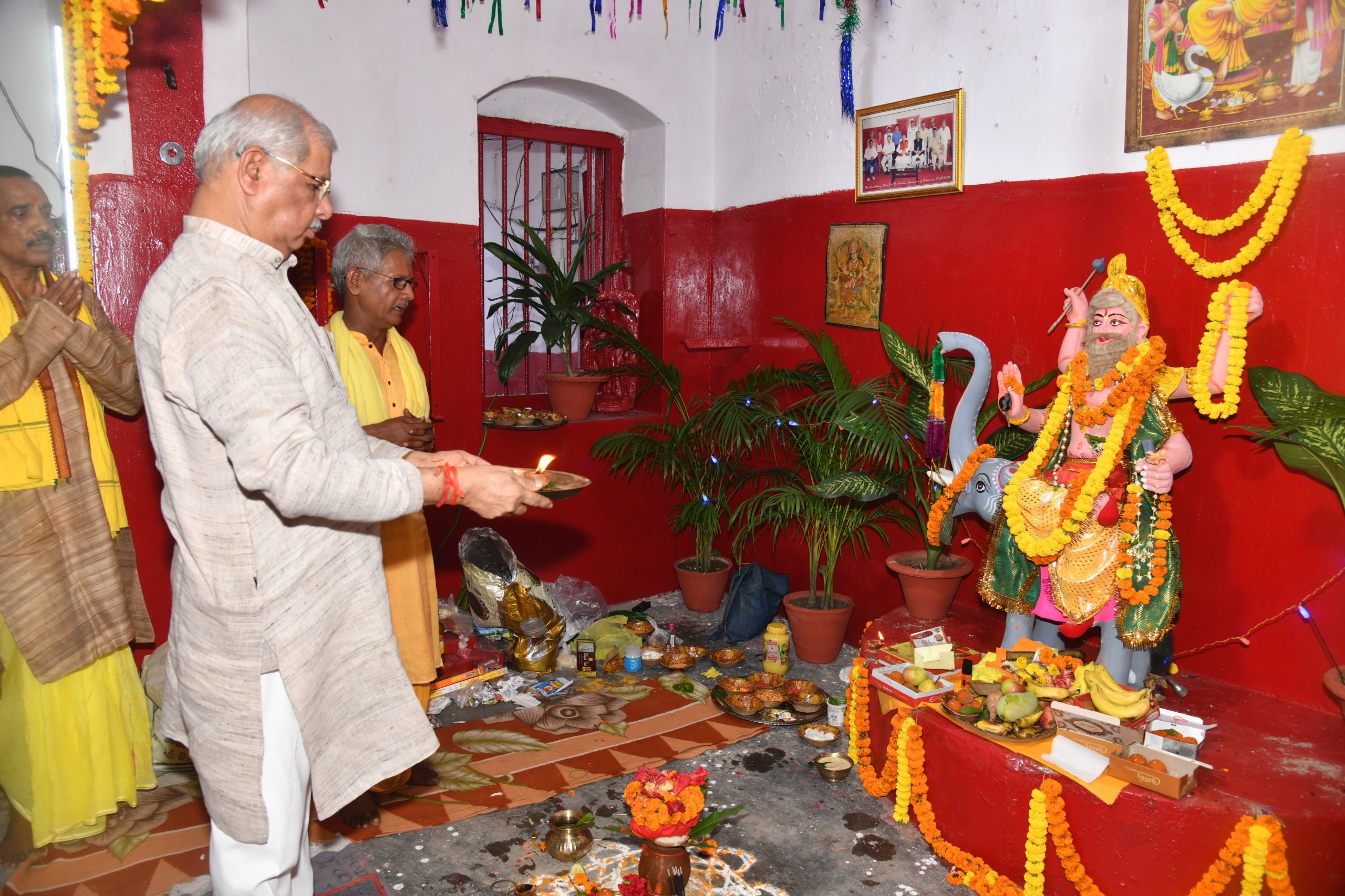 राजभवन परिसर में भगवान विश्वकर्मा की पूजा-अर्चना करते माननीय राज्यपाल।