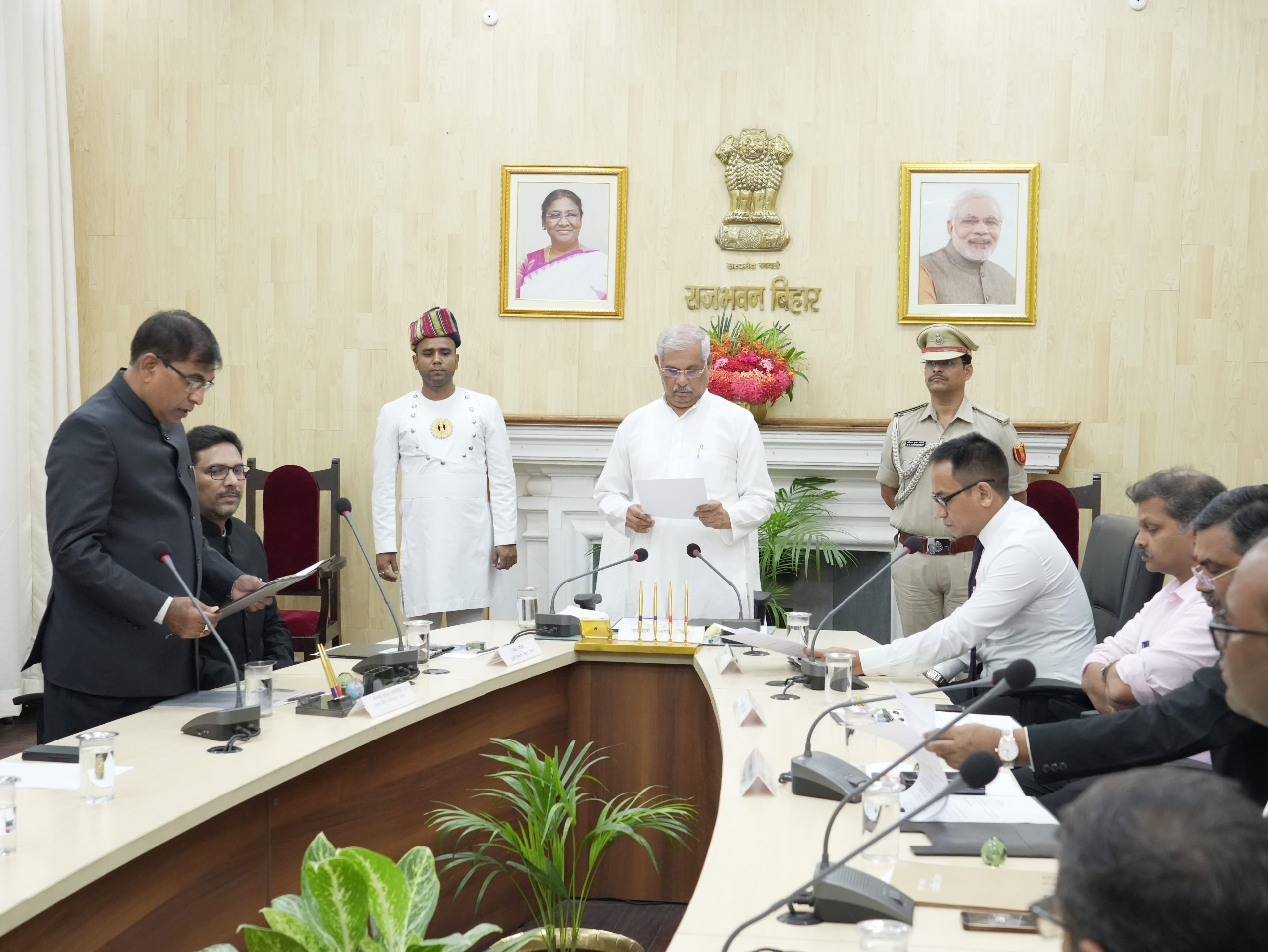 माननीय राज्यपाल ने बिहार विद्युत विनियामक आयोग के नवनियुक्त सदस्य को शपथ दिलायी।