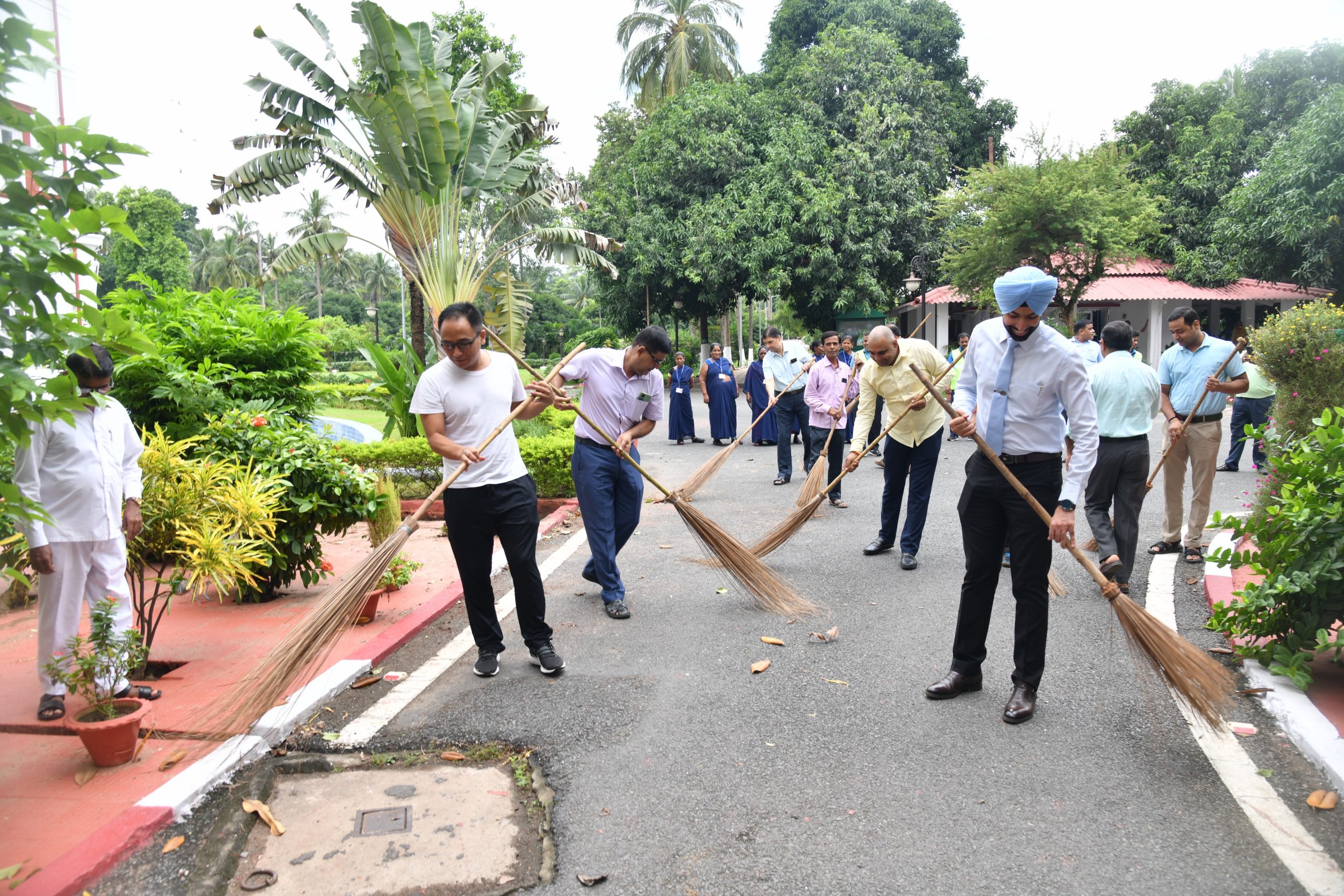 राजभवन के अधिकारियों एवं कर्मचारियों ने विशेष स्वच्छता अभियान में भाग लिया।