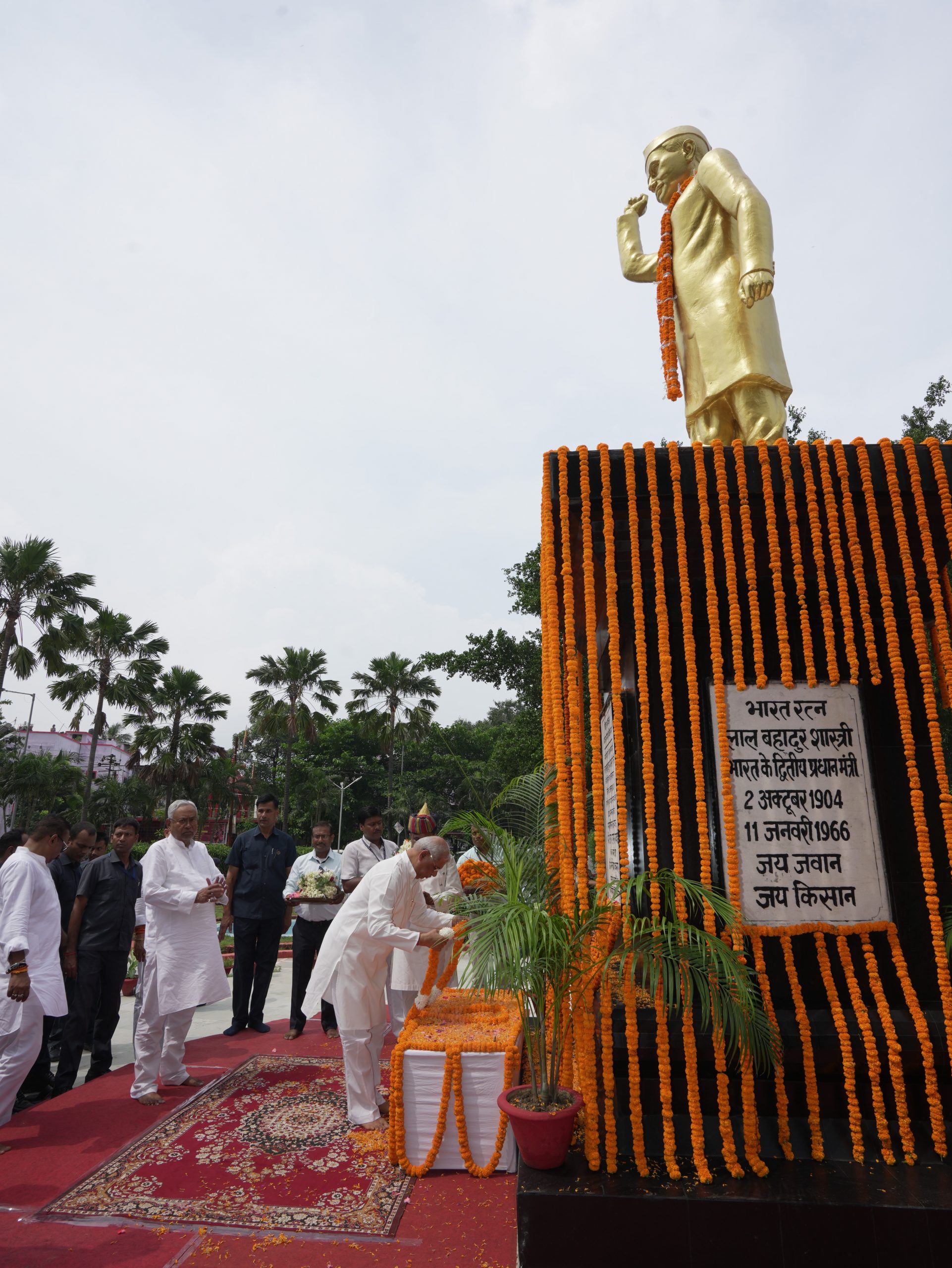 माननीय राज्यपाल ने स्वर्गीय लाल बहादुर शास्त्री की जयंती के अवसर पर शास्त्री नगर पार्क में उनकी प्रतिमा पर माल्यार्पण किया।