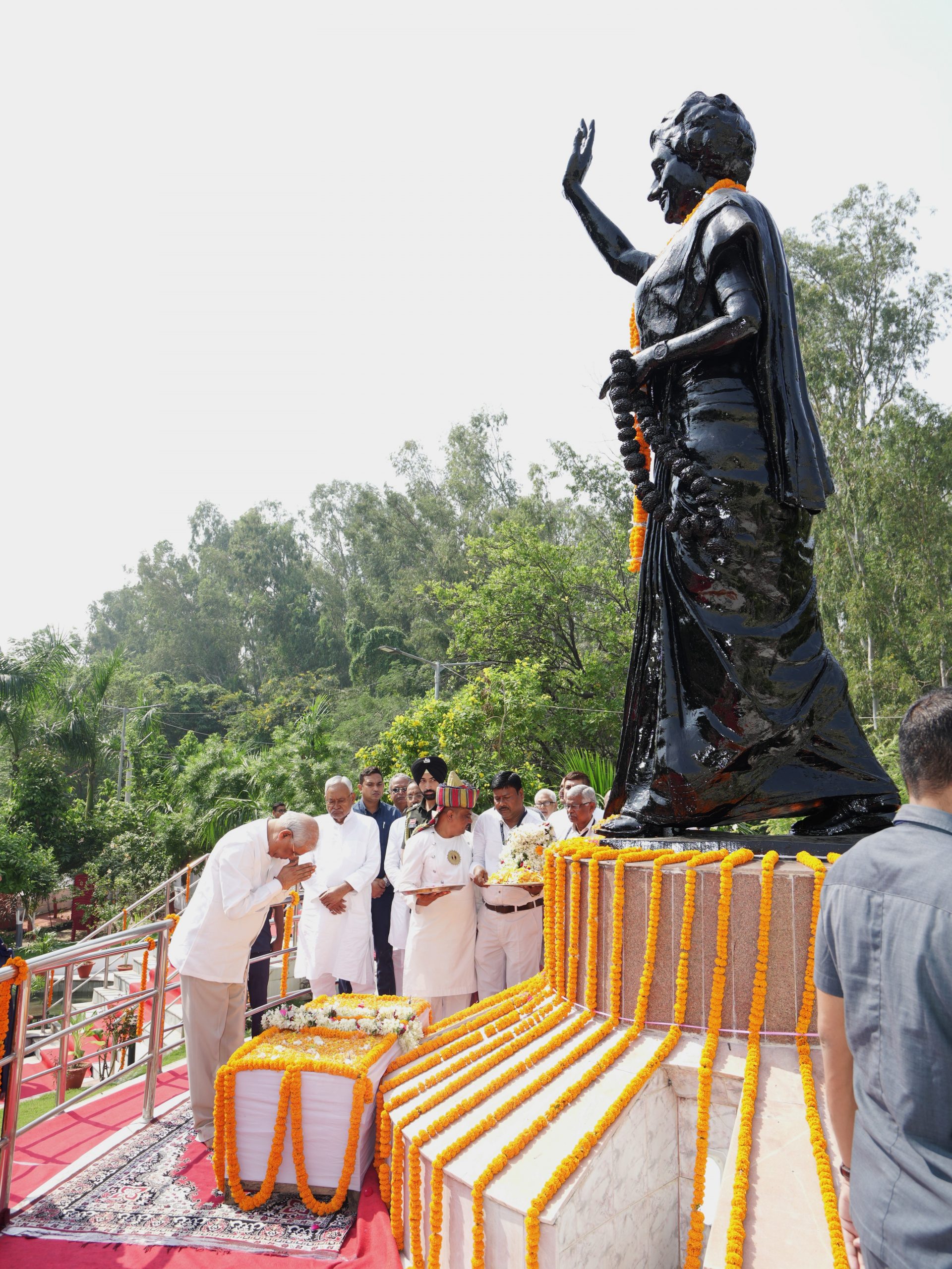 माननीय राज्यपाल ने इंद्रा गांधी की पुण्य तिथि पर उन्हें नमन किया।