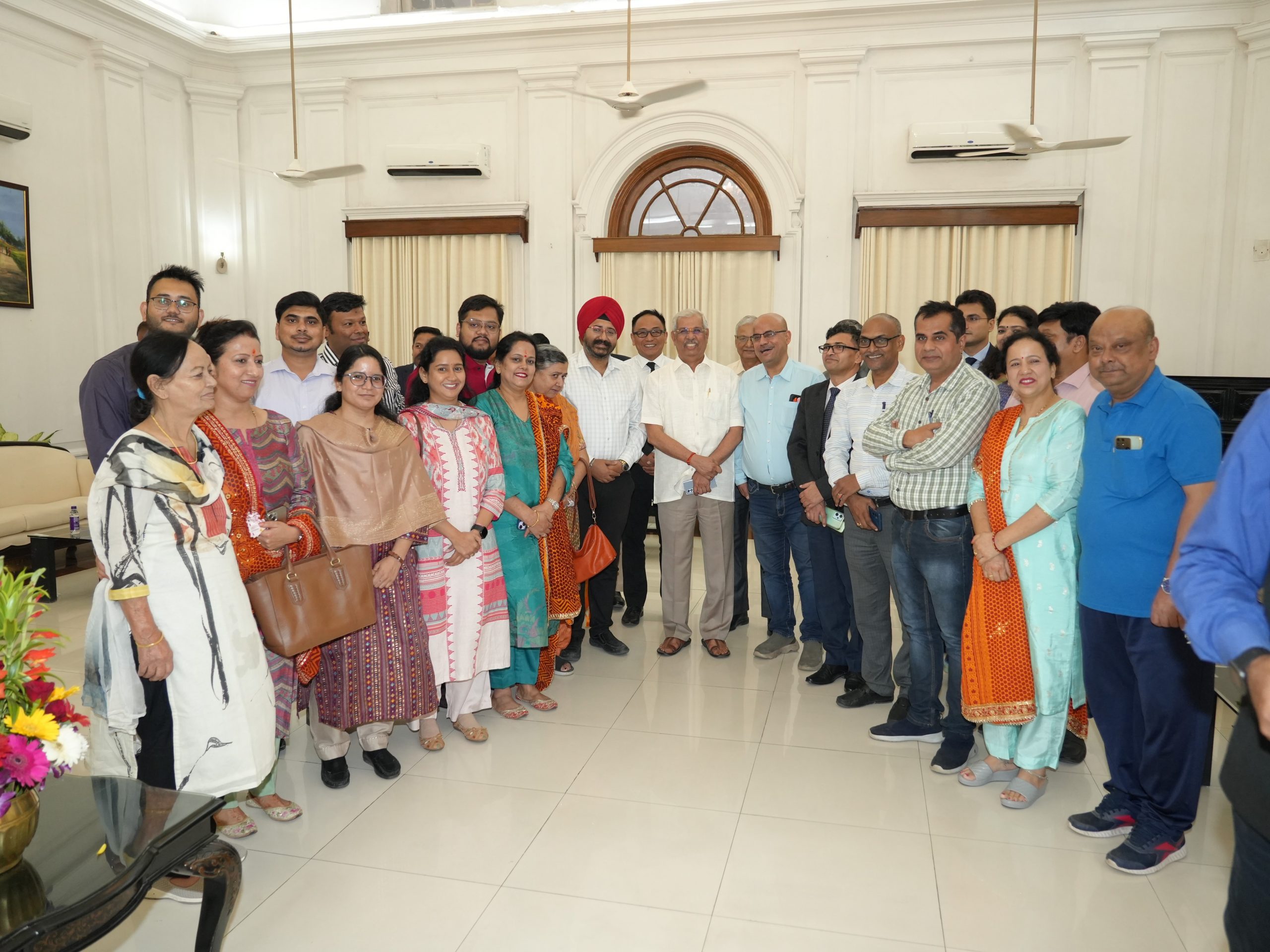माननीय राज्यपाल जी उत्तराखंड दिवस के सभी आमंत्रित अतिथियों के साथ।
