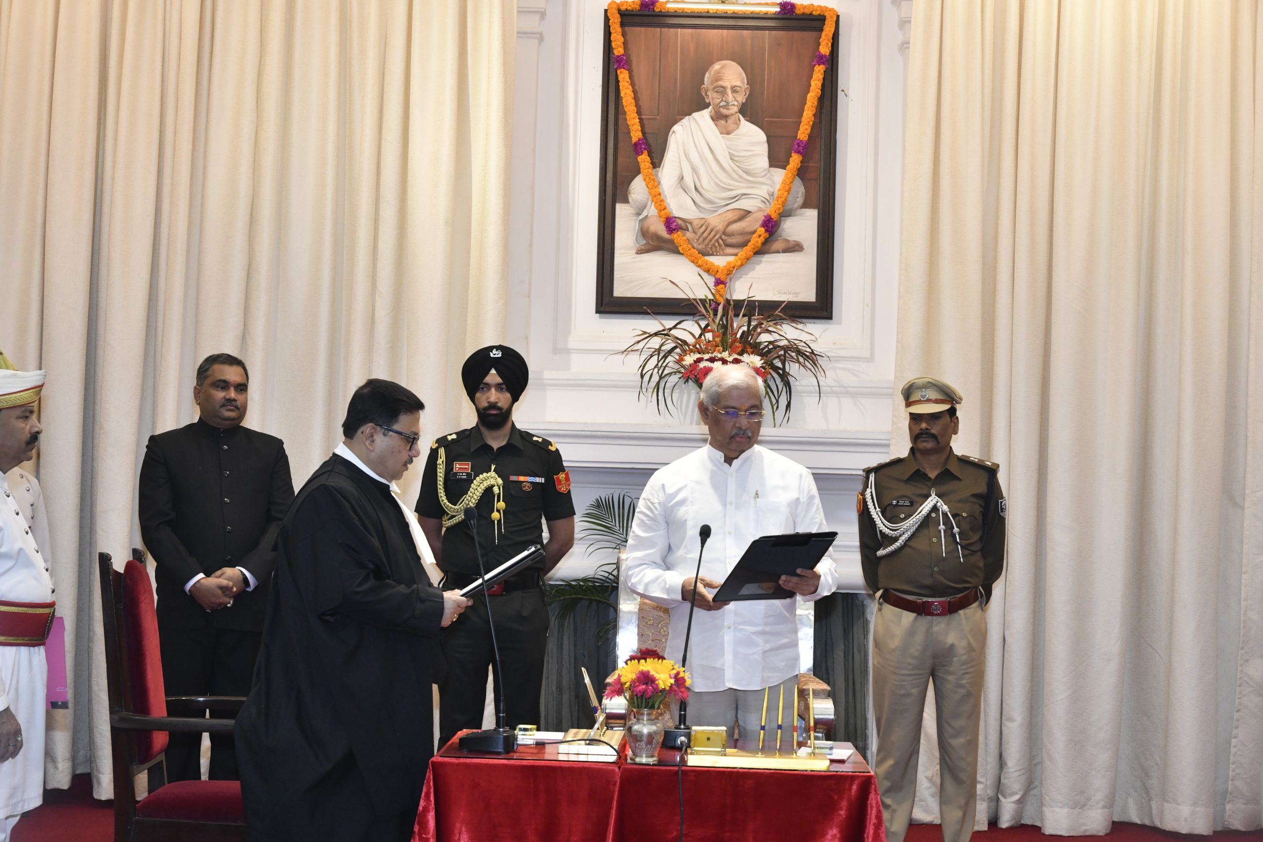 माननीय राज्यपाल ने माननीय श्री न्यायमूर्ति बिबेक चौधरी को पटना उच्च न्यायालय के न्यायाधीश के रूप में शपथ दिलाई।