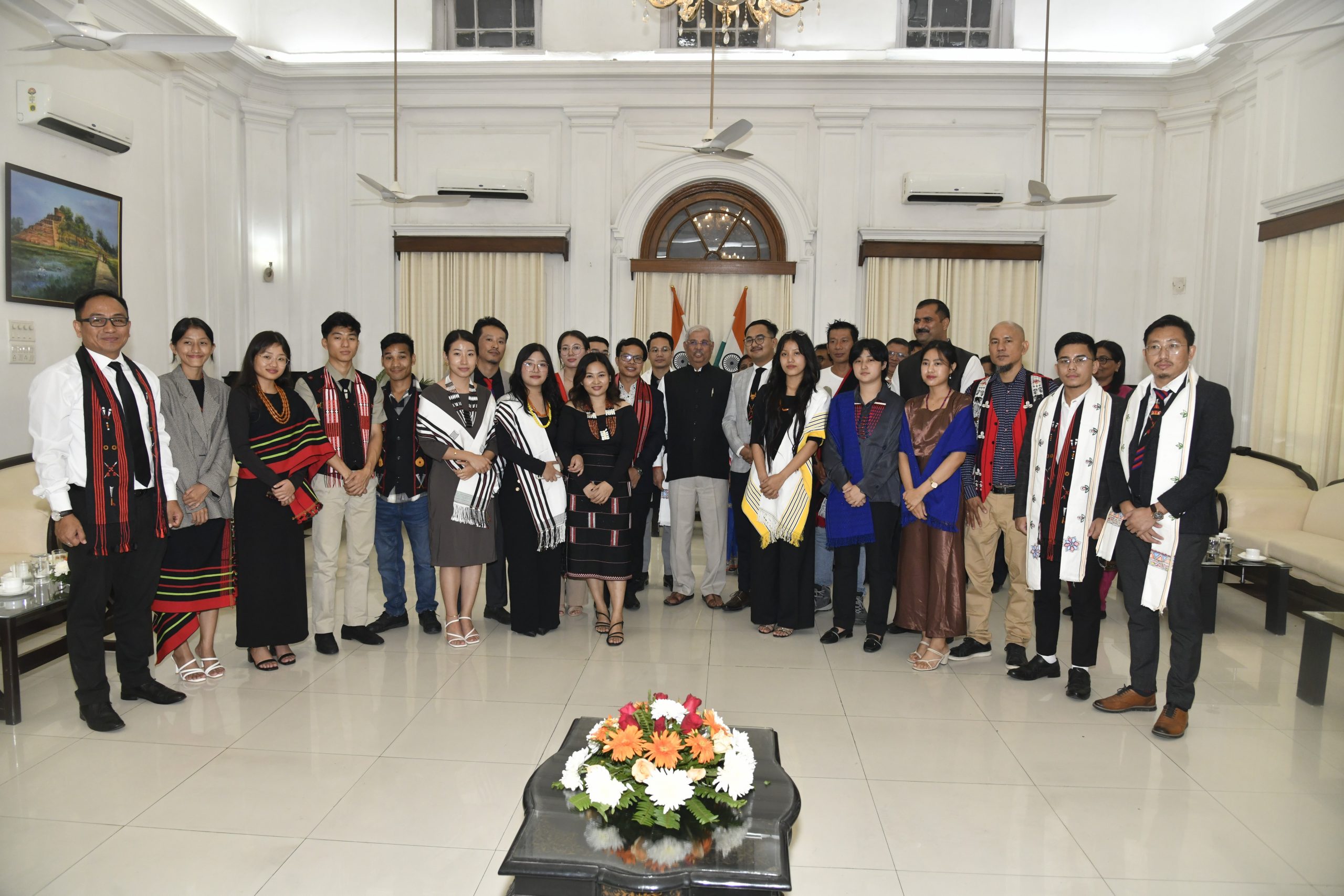 माननीय राज्यपाल सभी अतिथियों के साथ।