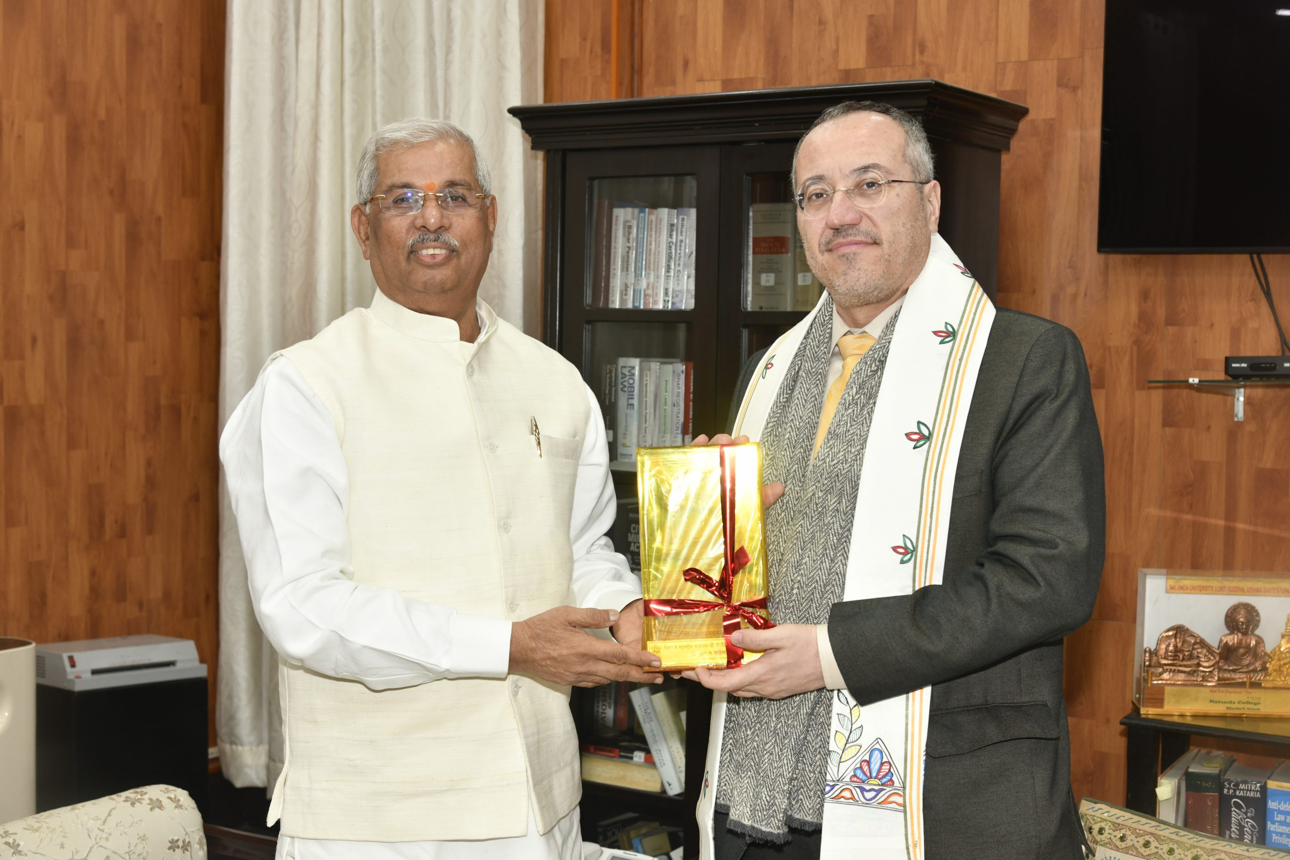 इटली के महावाणिज्य दूतावास डॉ. जियानलुका रूबागोटी ने माननीय राज्यपाल से शिष्टाचार भेंट की।