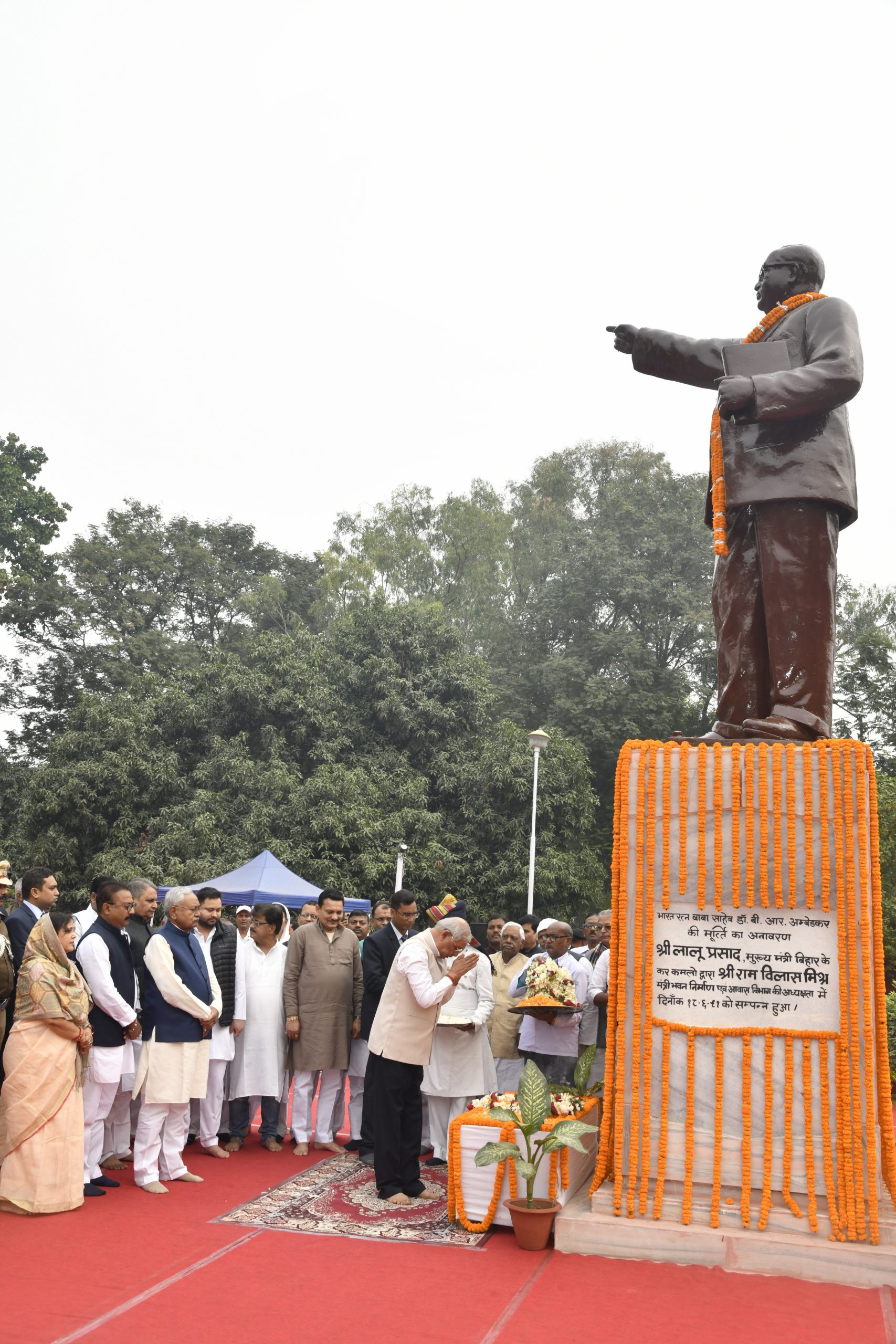 माननीय राज्यपाल ने डॉ. भीमराव अम्बेडकर की पुण्य तिथि के अवसर पर उन्हें श्रद्धांजलि अर्पित की।