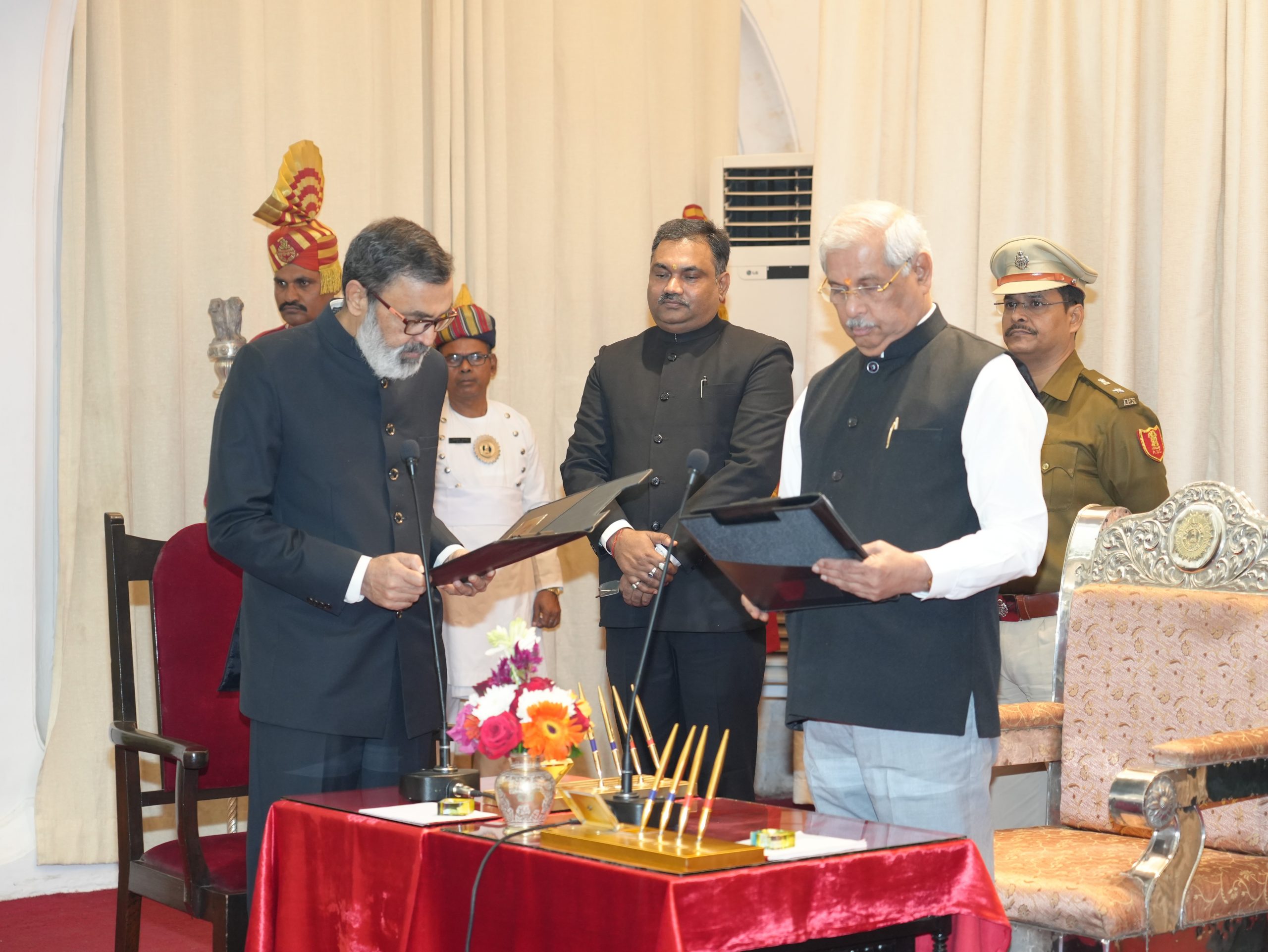 माननीय राज्यपाल ने श्री त्रिपुरारी शरण को राज्य मुख्य सूचना आयुक्त के रूप में शपथ दिलायी।