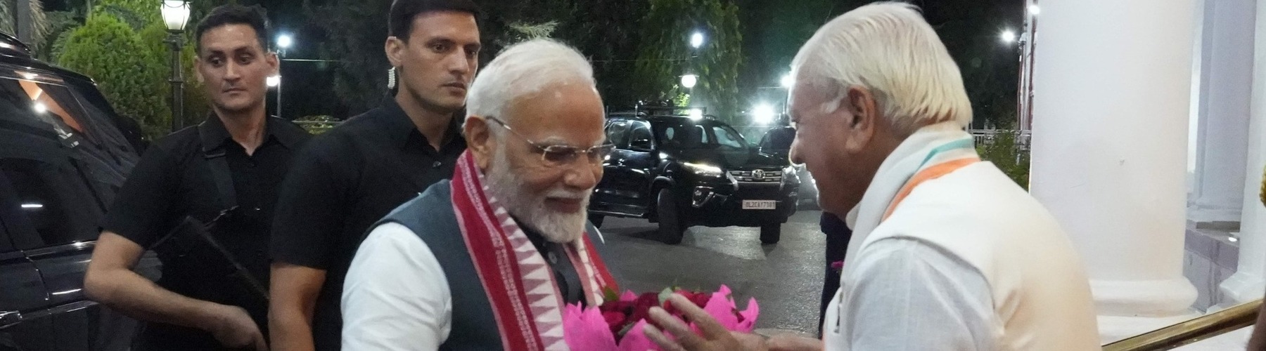 The Honorable Governor received the Honorable Prime Minister, Shri Narendra Modi, at Raj Bhavan, Bihar, on 29/05/2025.