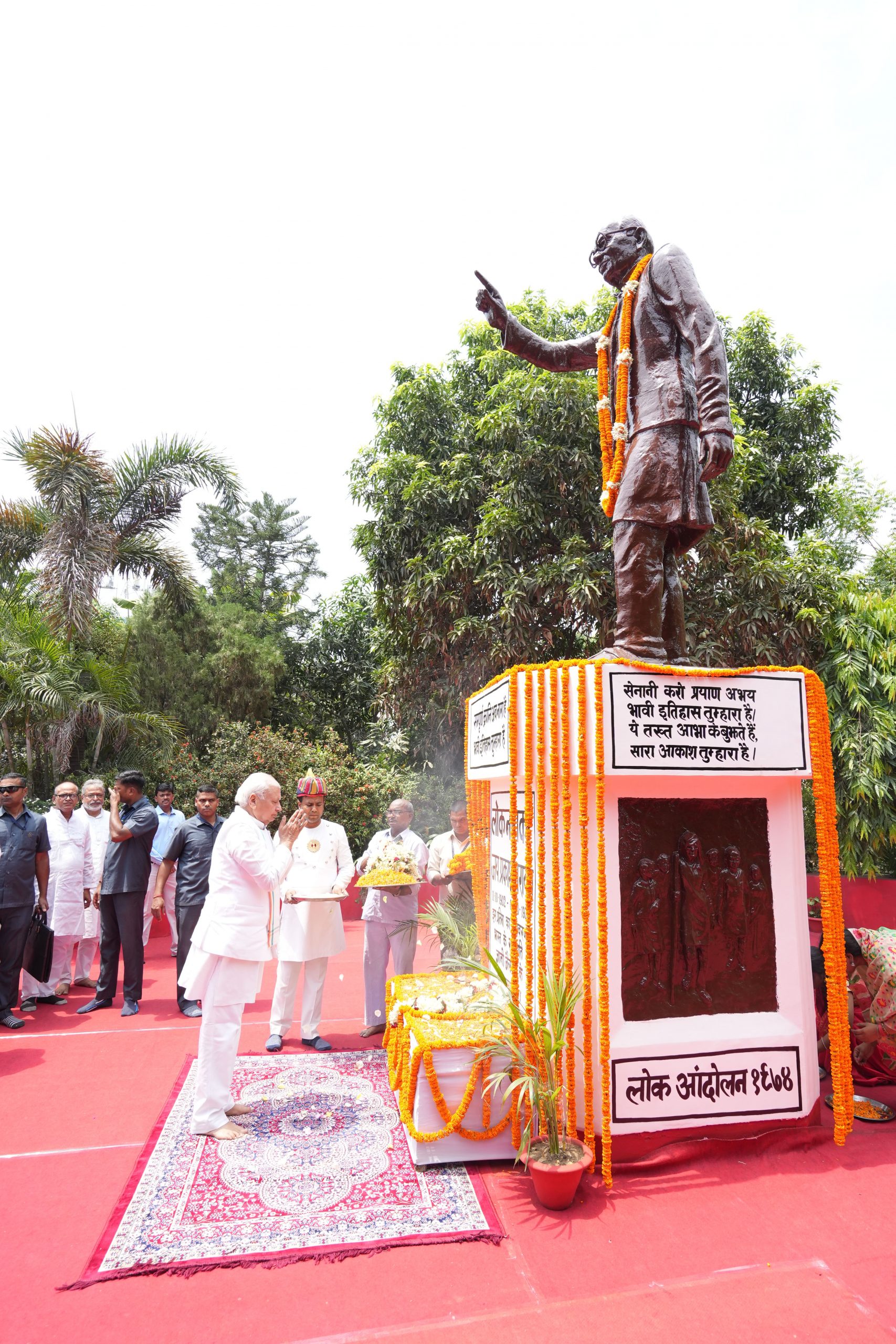 Honorable Governor bowed to Loknayak Late Jaiprakash Narayan on the occasion of Sampoorna Kranti Diwas.