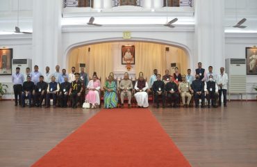 भारत के माननीय राष्ट्रपति राजभवन के सभी अधिकारियों एवं कर्मियों के साथ