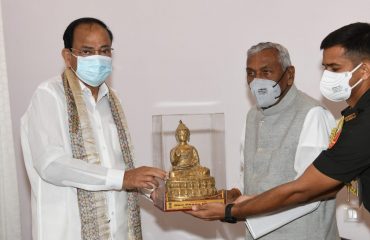 HE Governor presenting a gift to HE Vice President of India.