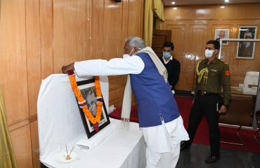 महामहिम ने स्वर्गीय बिंदेश्वरी दुबे को उनकी जयंती पर श्रद्धांजलि अर्पित की।