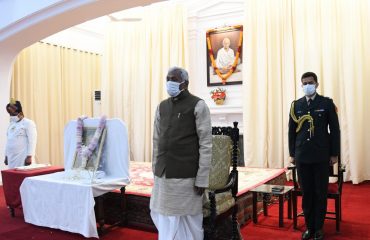 His Excellency pays silent tribute to the martyrs of Indian freedom struggle.