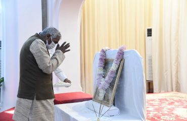 His Excellency bows to Mahatma Gandhi and pays silent tribute to the martyrs of Indian freedom struggle.