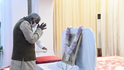 His Excellency bows to Mahatma Gandhi and pays silent tribute to the martyrs of Indian freedom struggle.