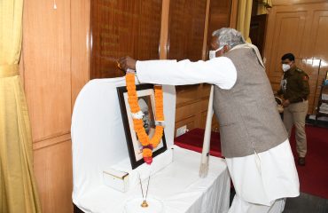 His Excellency pays tribute to Late Jaglal Choudhary on his birth anniversary.